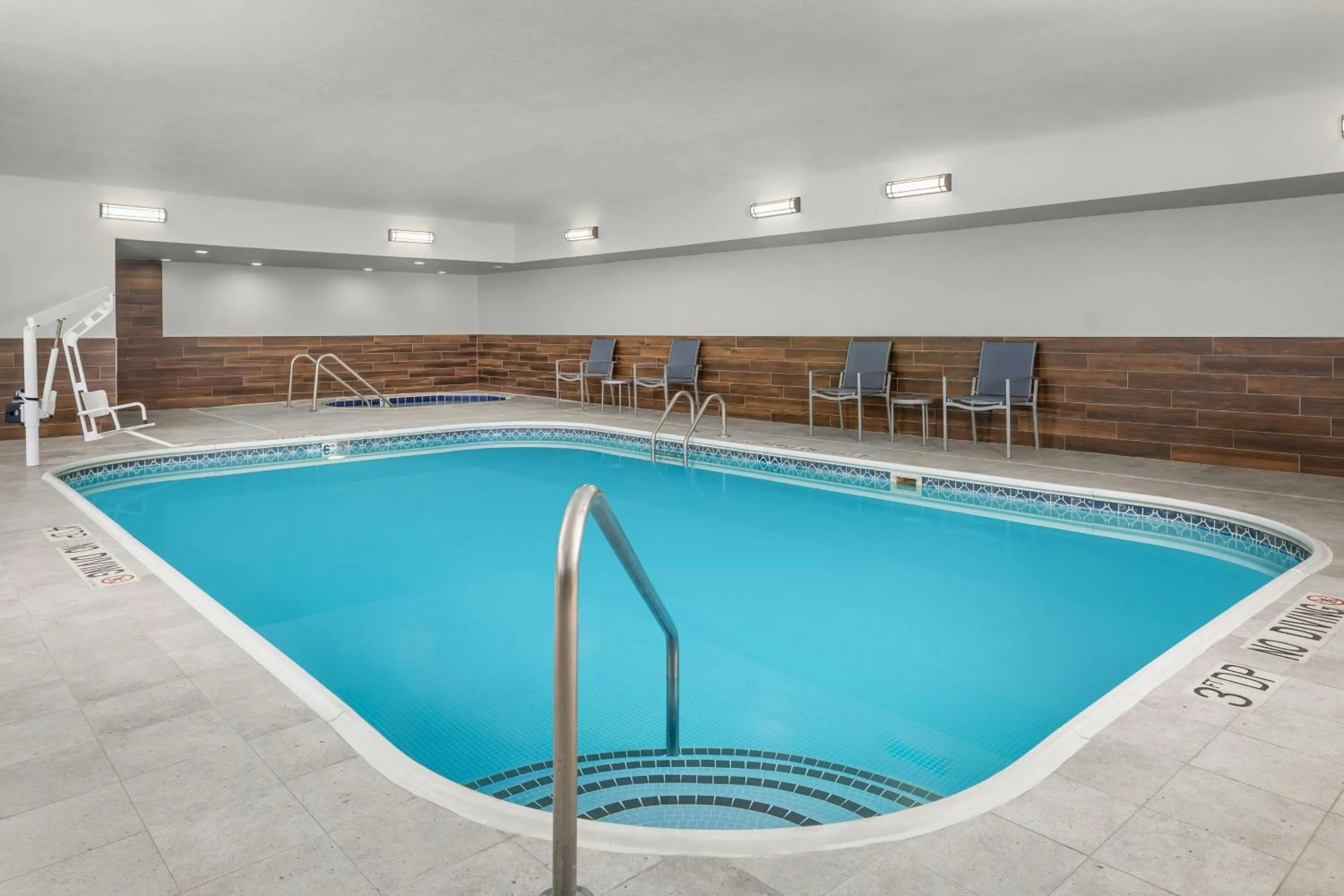 Swimming pool in Fairfield Inn & Suites Minneapolis Burnsville