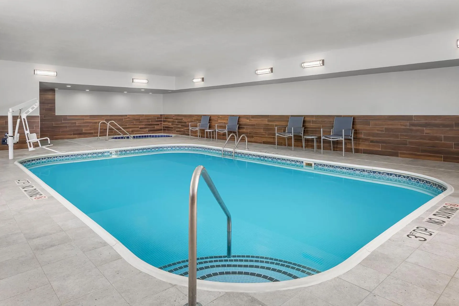 Swimming pool in Fairfield Inn & Suites Minneapolis Burnsville