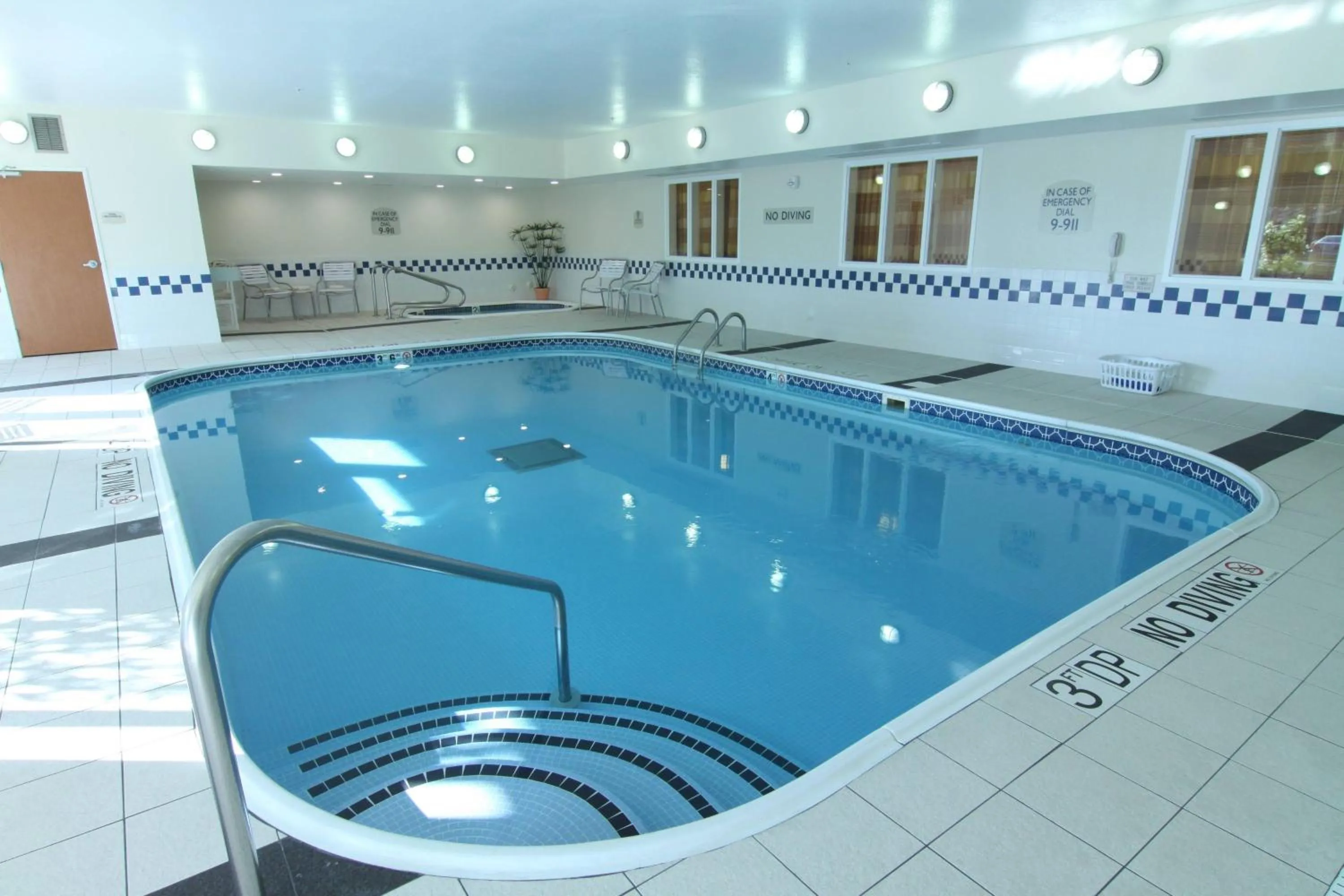 Swimming pool in Fairfield Inn & Suites Minneapolis Burnsville