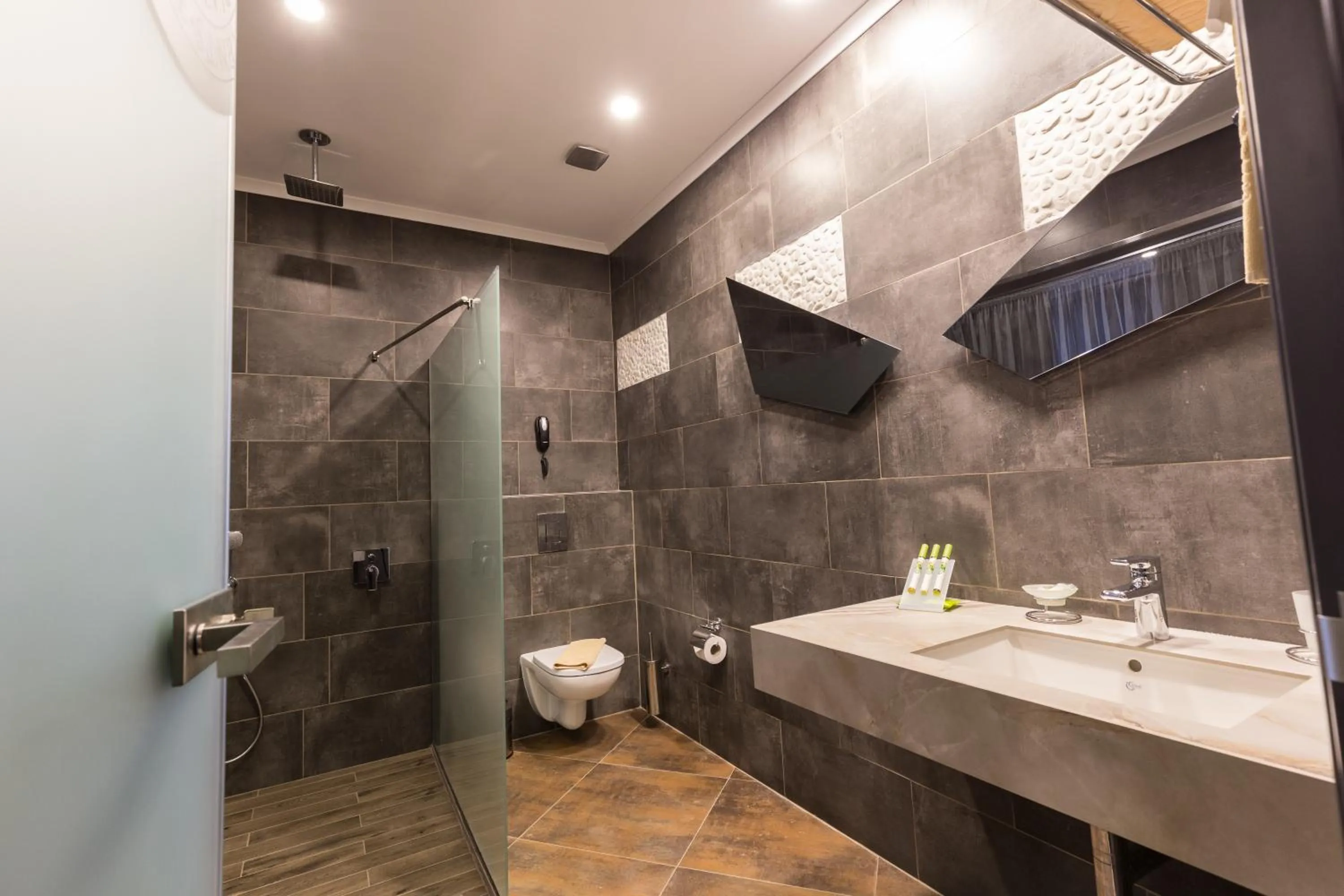 Diplomat Plaza Hotel & Resort