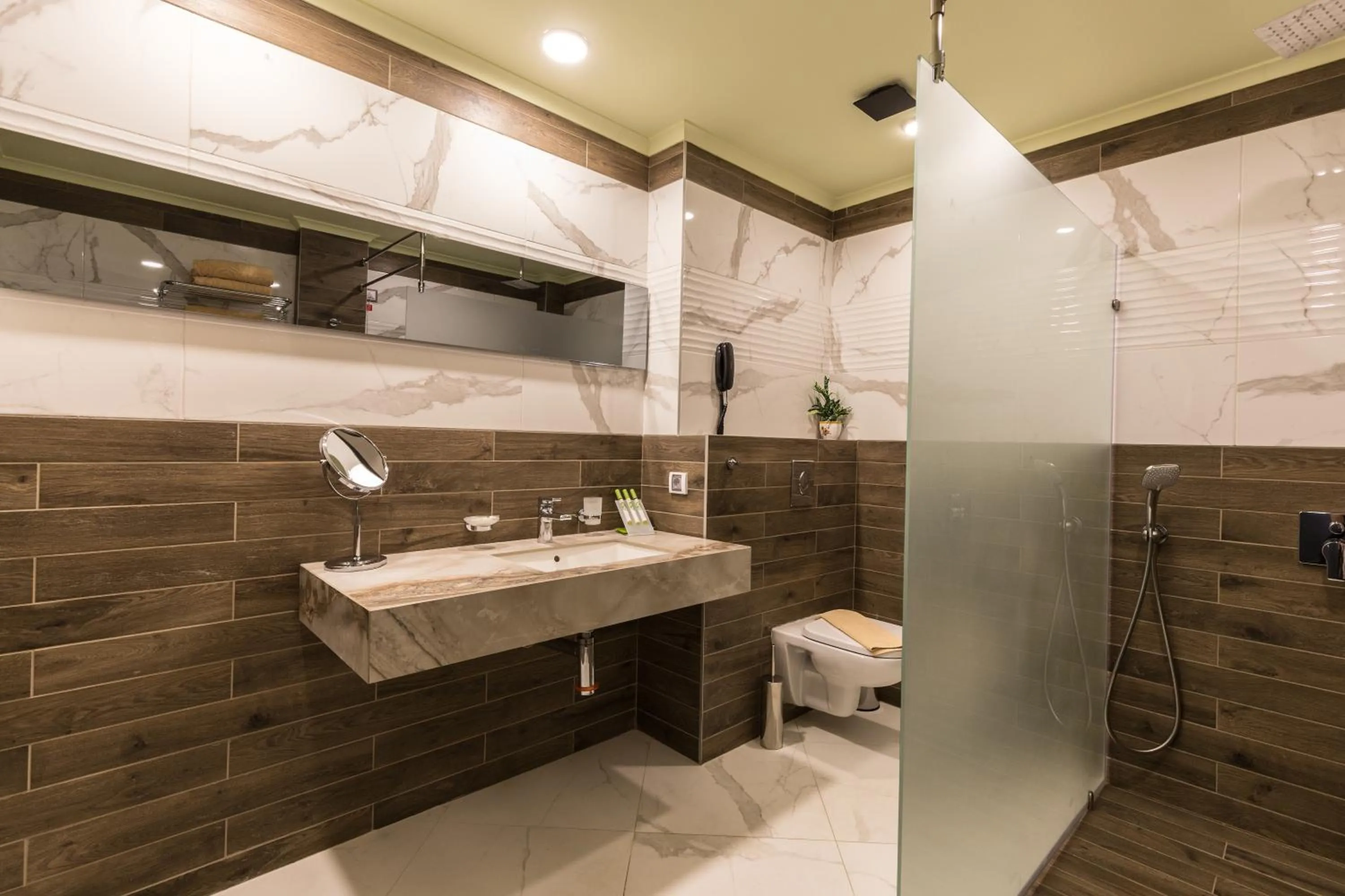 Diplomat Plaza Hotel & Resort