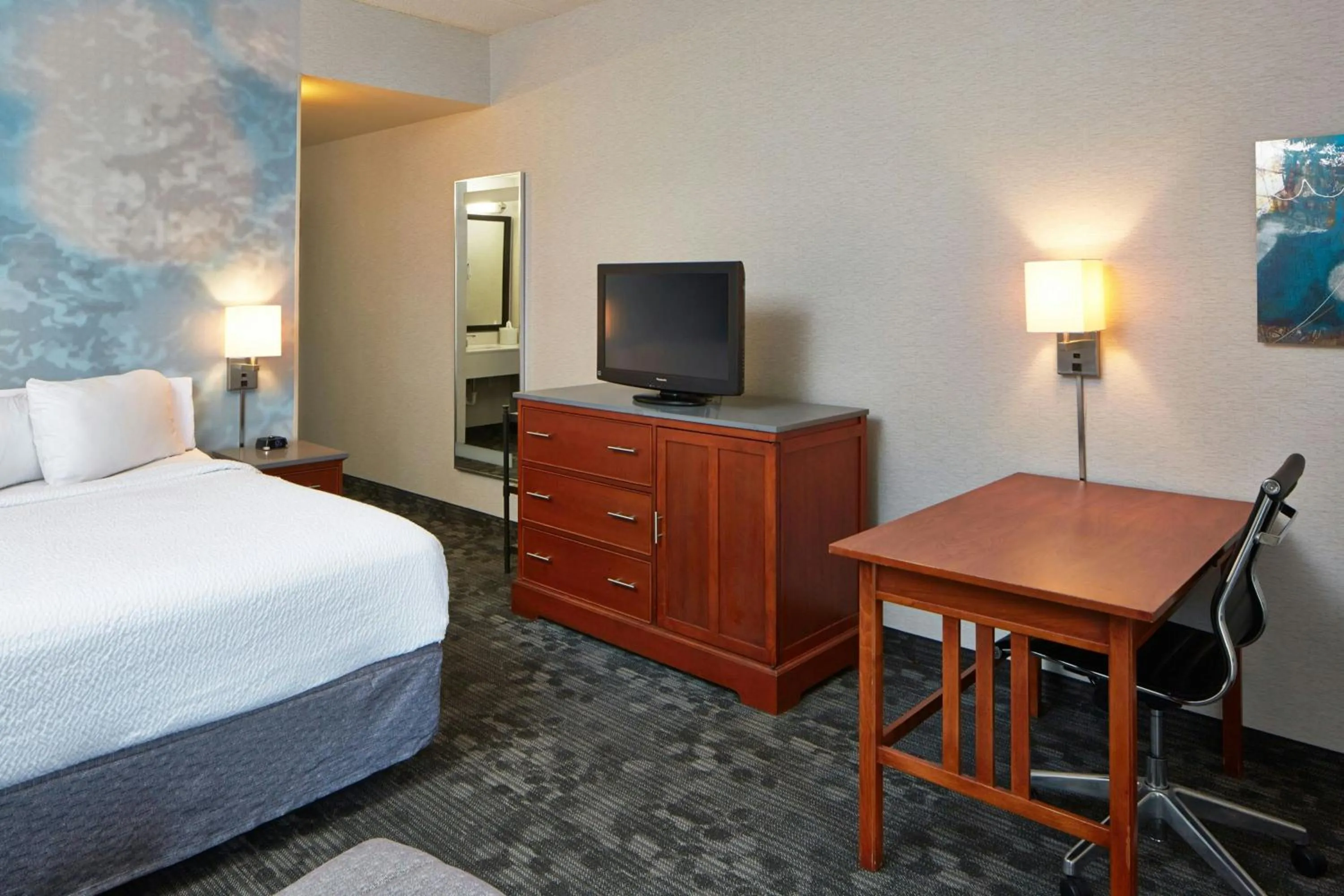 Photo of the whole room, Bed in Courtyard by Marriott Bloomington Mall of America