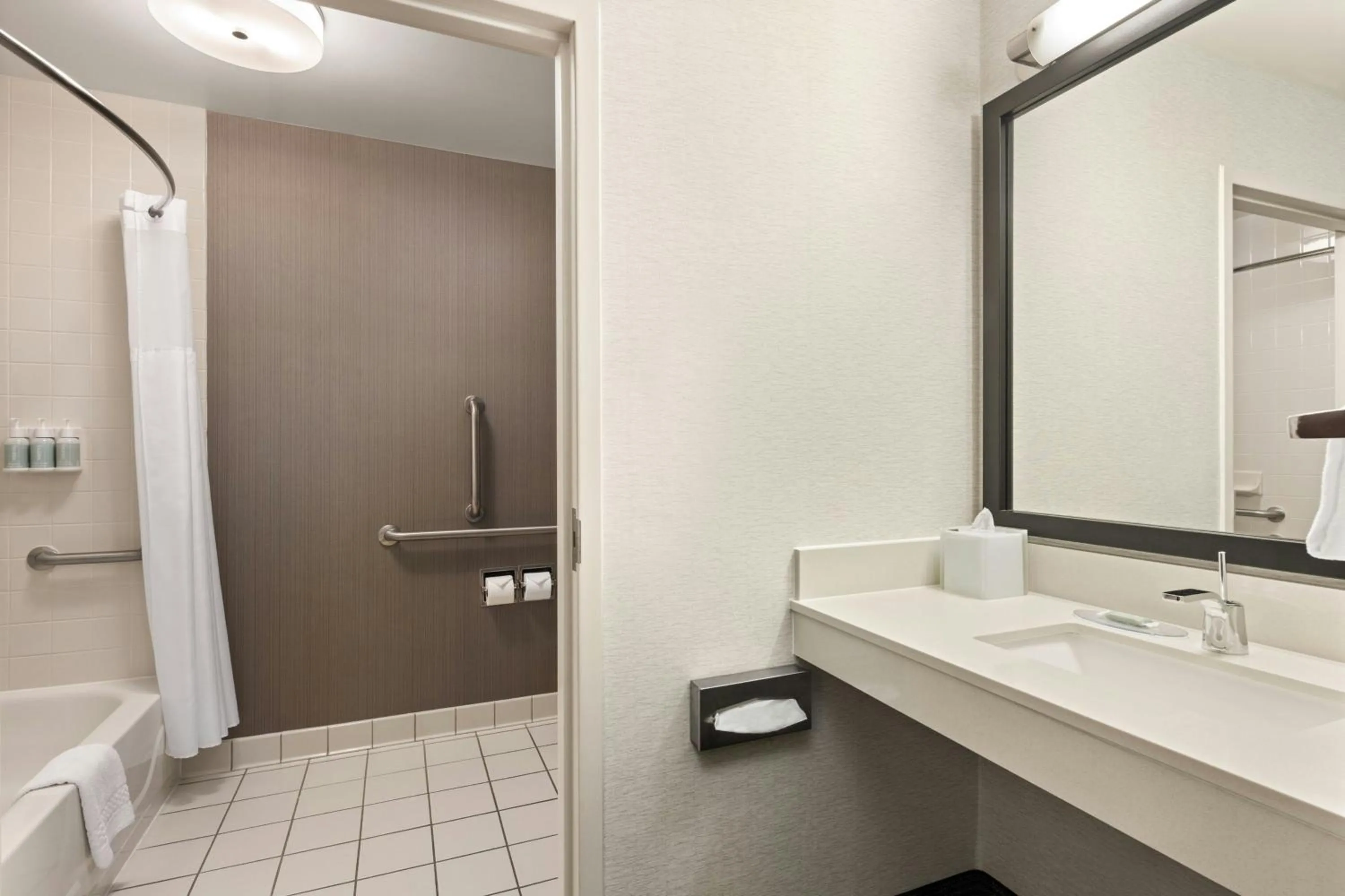 Bathroom in Courtyard by Marriott Bloomington Mall of America