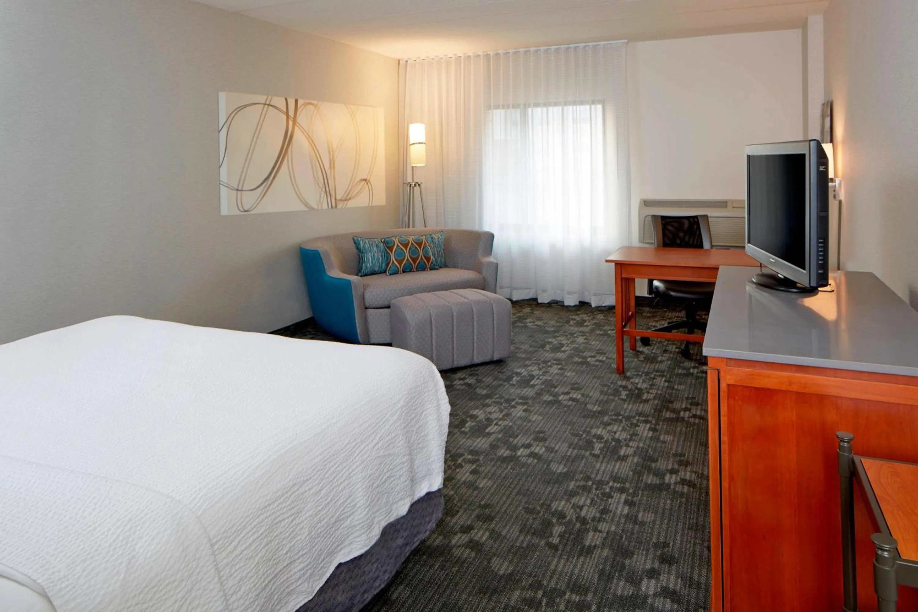 Photo of the whole room, Bed in Courtyard by Marriott Bloomington Mall of America