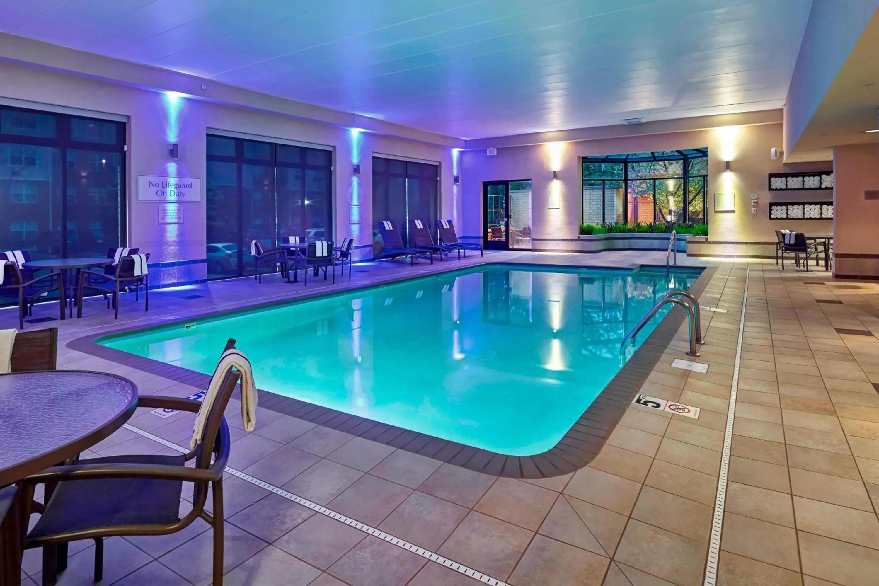 Swimming pool in Courtyard by Marriott Bloomington Mall of America