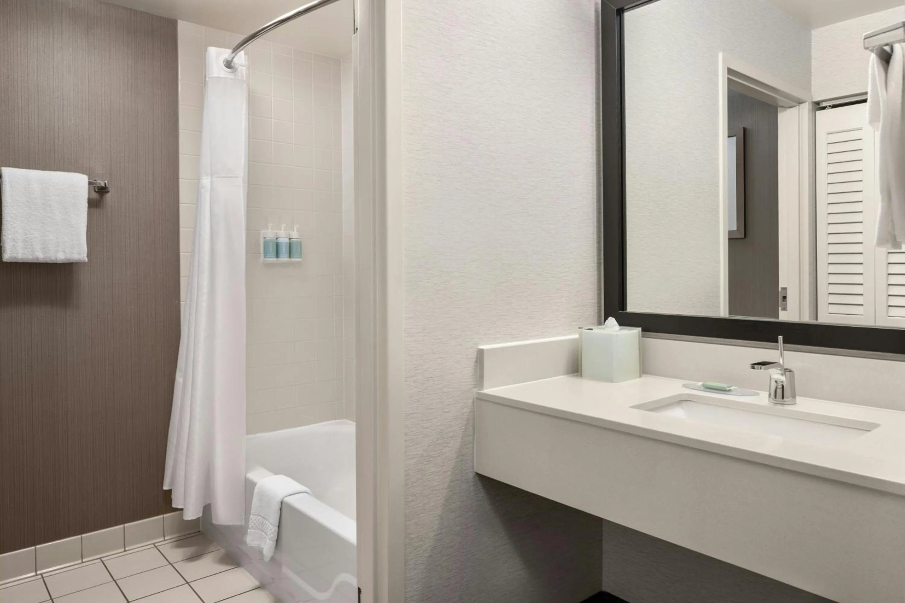 Bathroom in Courtyard by Marriott Bloomington Mall of America