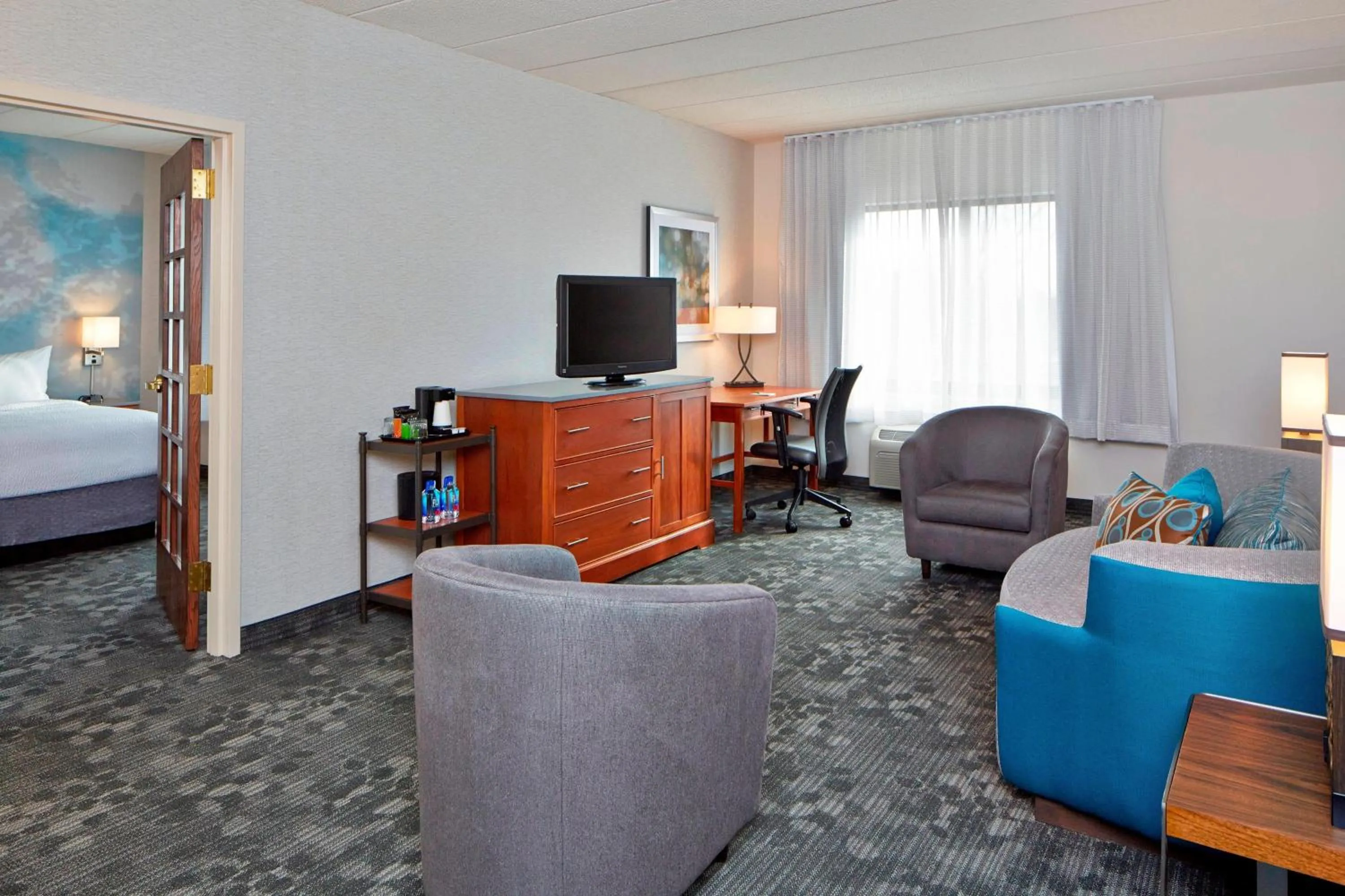Living room, Bed in Courtyard by Marriott Bloomington Mall of America