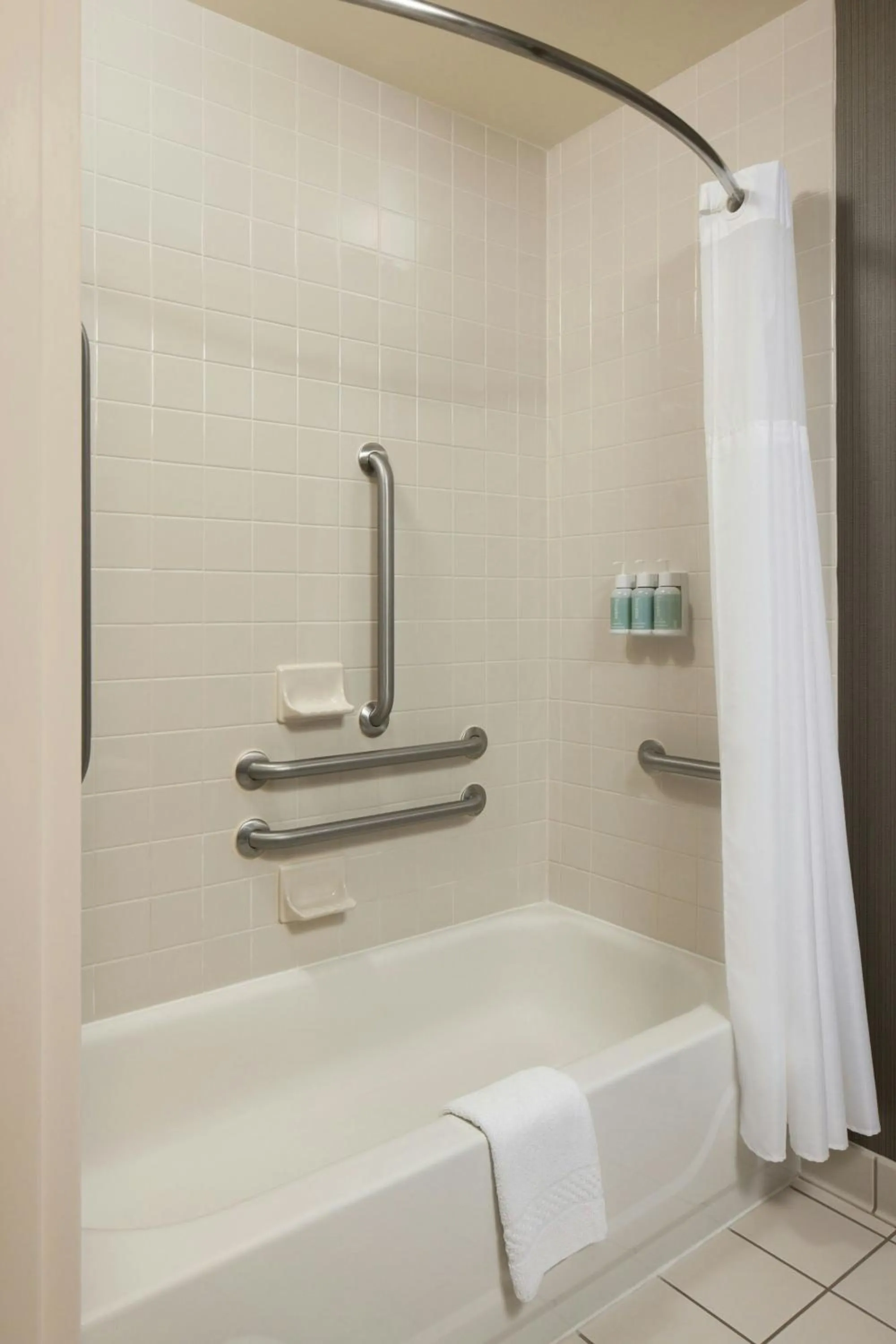 Bathroom in Courtyard by Marriott Bloomington Mall of America