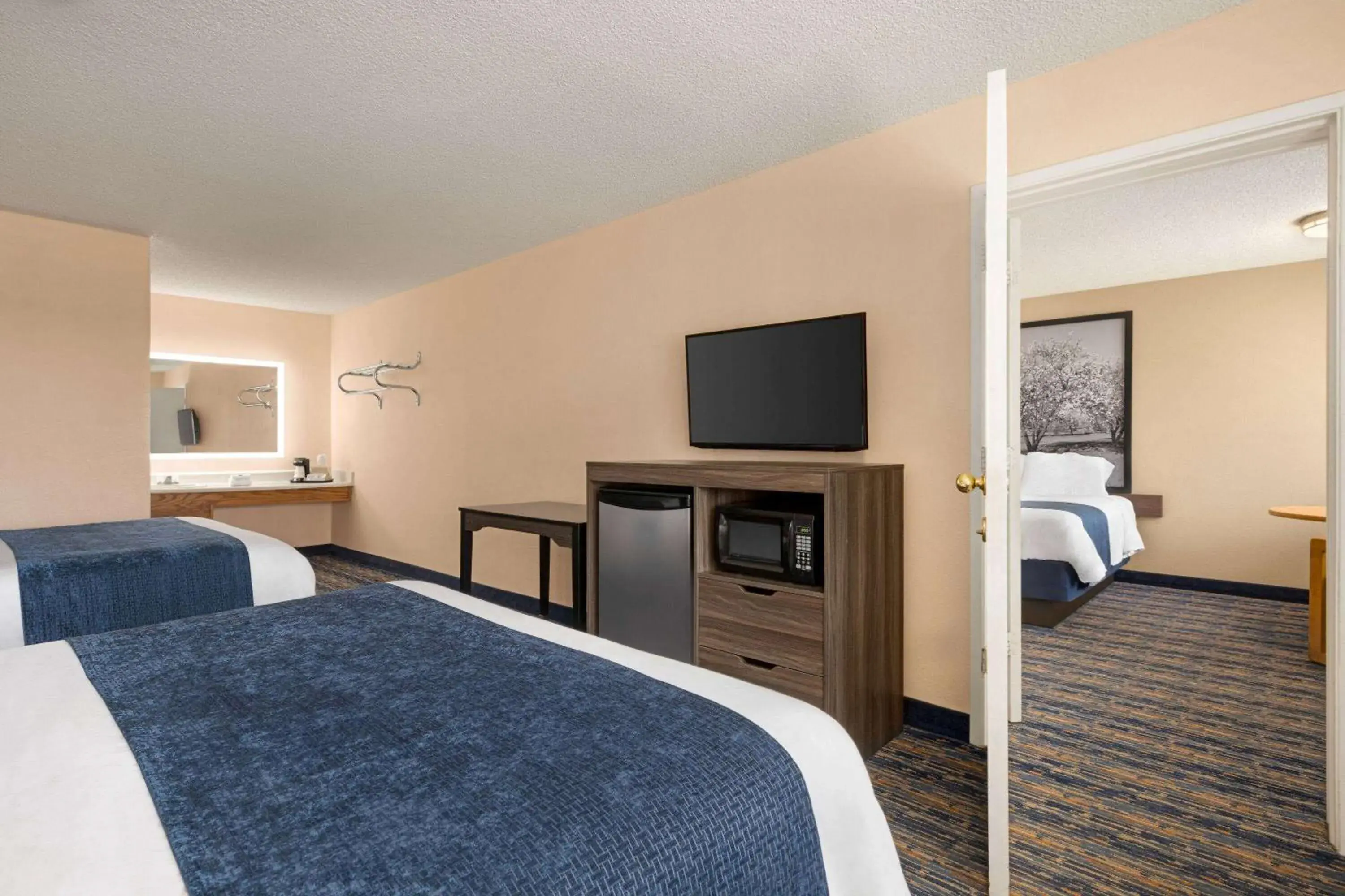 Bedroom, Bed in Super 8 by Wyndham Lindsay Olive Tree Bedroom, Bed in Super 8 by Wyndham Lindsay Olive Tree