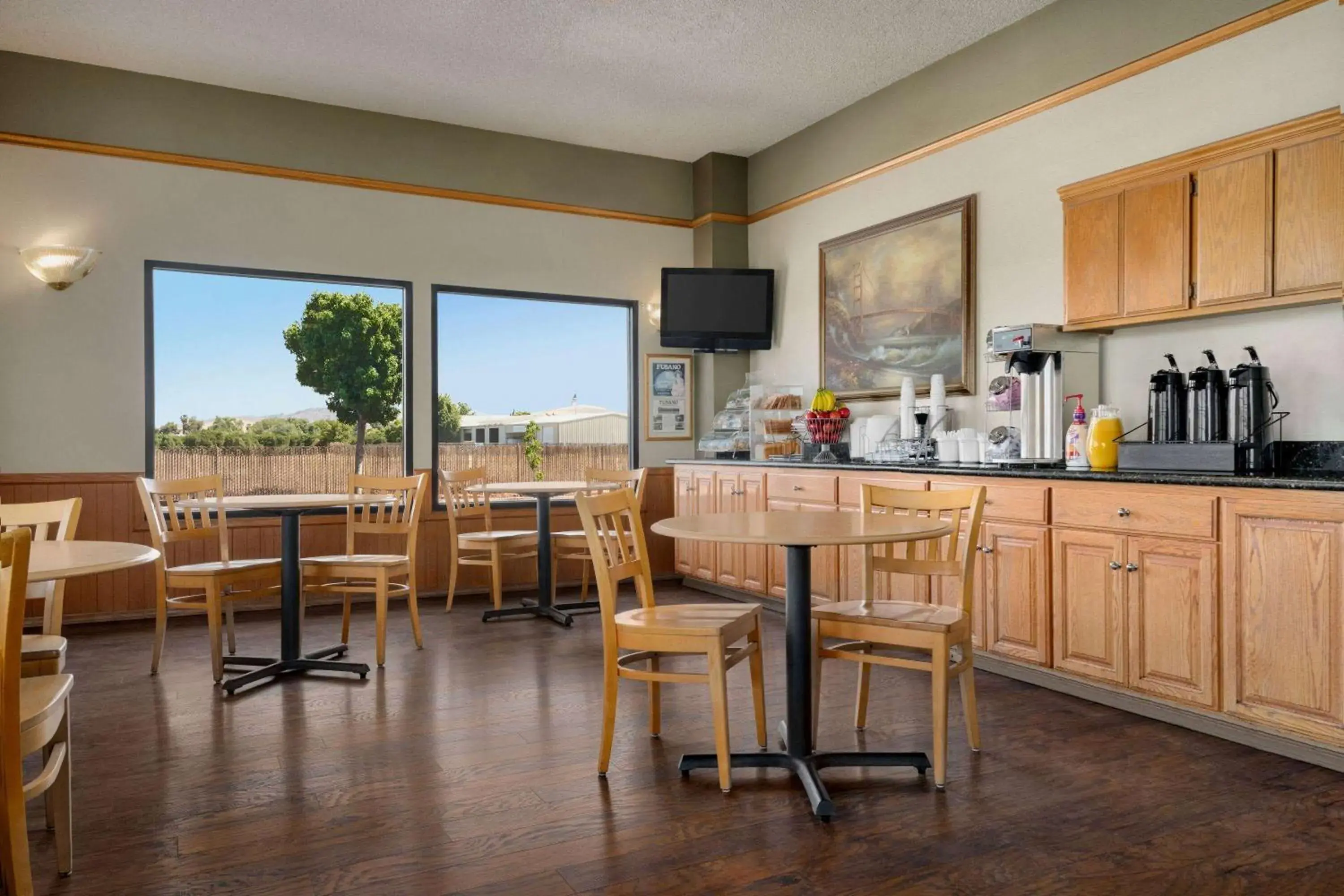 Property building in Super 8 by Wyndham Lindsay Olive Tree Property building in Super 8 by Wyndham Lindsay Olive Tree