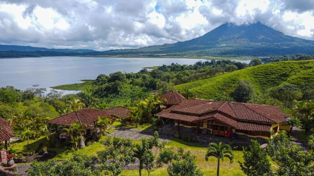 Pie In The Sky 3 Stunning Lake & Volcano Views!