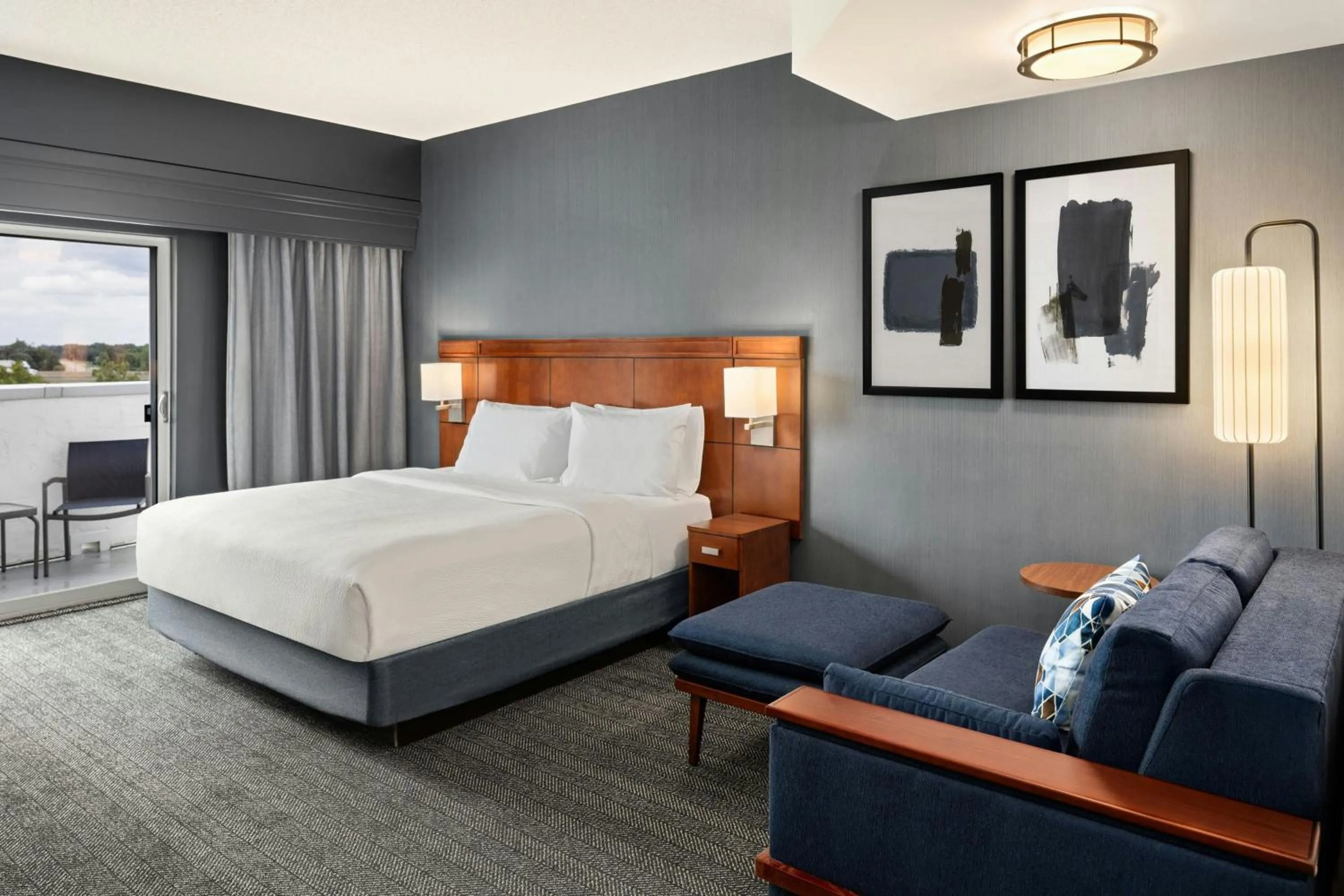 Bedroom, Bed in Courtyard Minneapolis Maple Grove Arbor Lakes