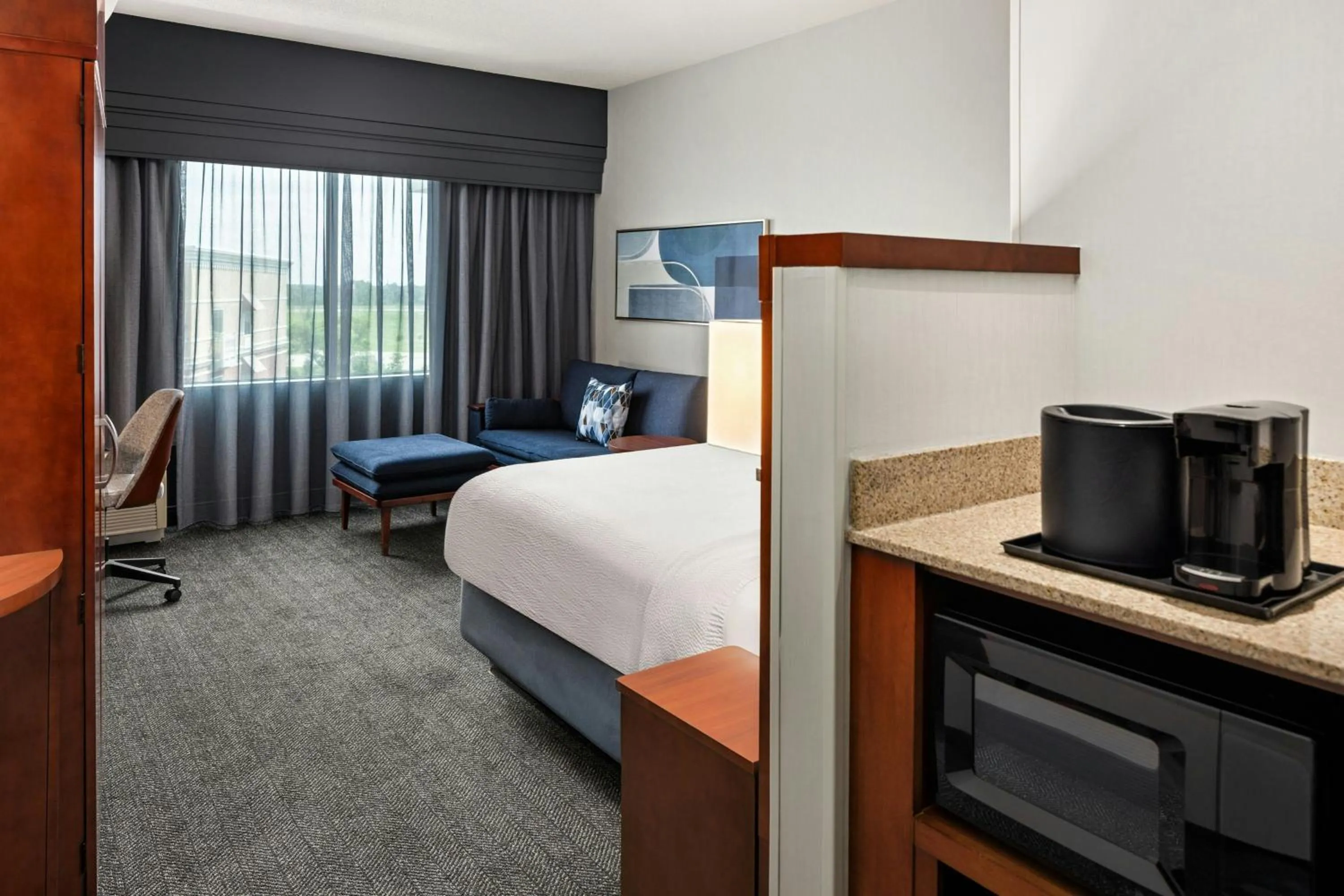 Photo of the whole room, Bed in Courtyard Minneapolis Maple Grove Arbor Lakes