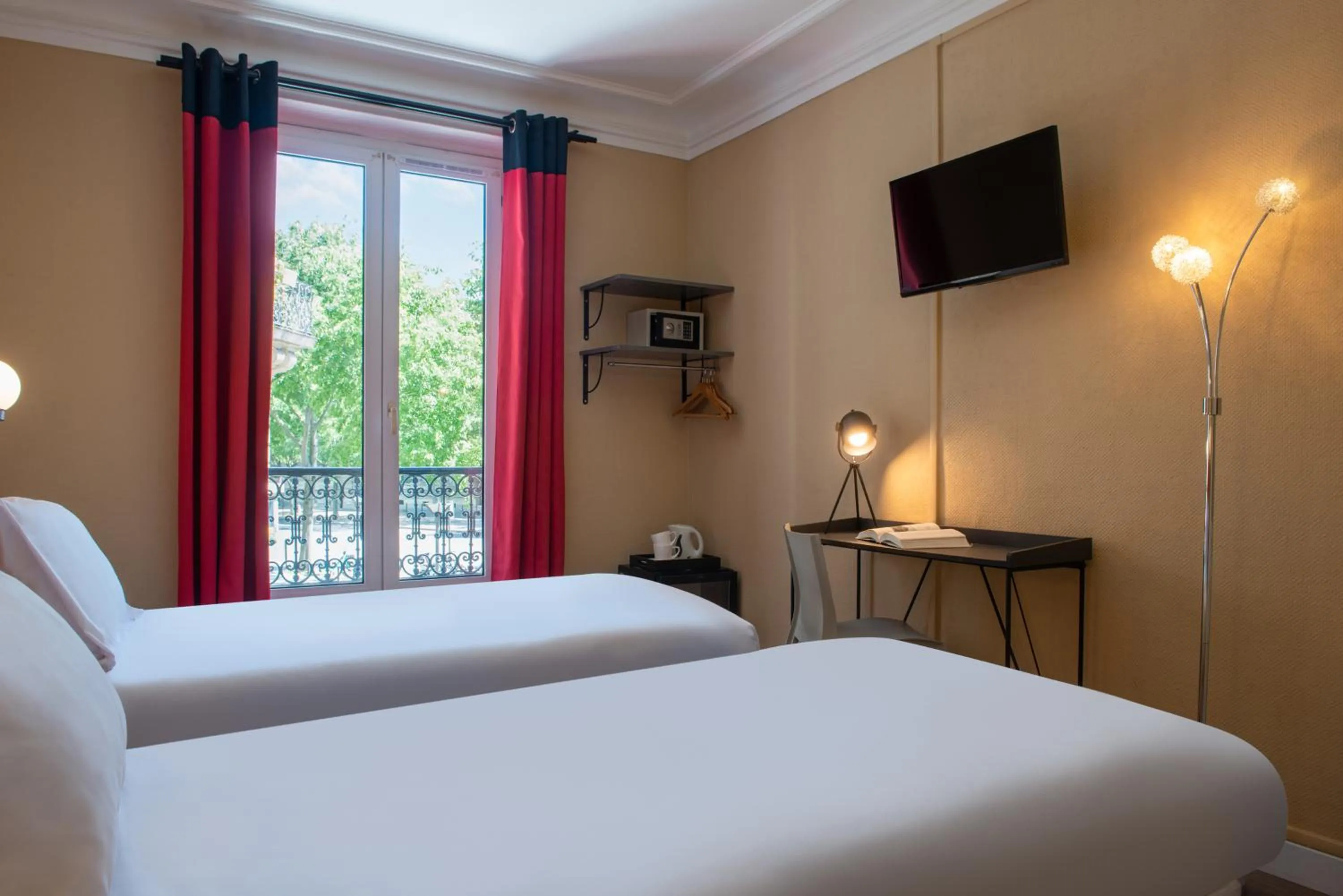 Photo of the whole room, Bed in Hôtel Coypel by Magna Arbor