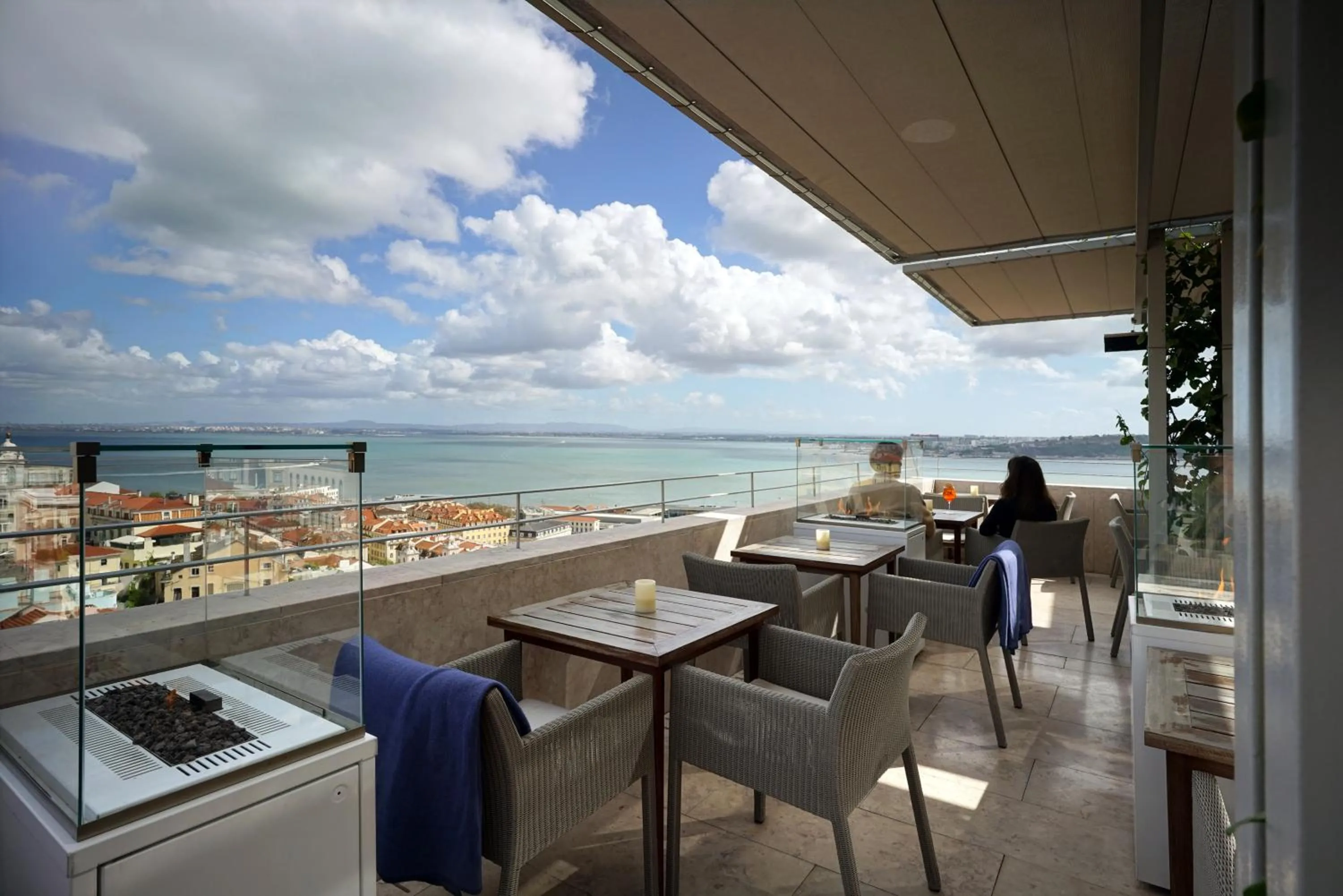 Lounge or bar in Verride Palácio Santa Catarina