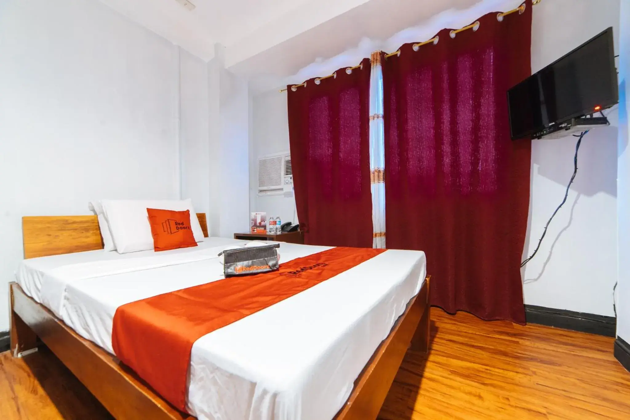 Double Room in RedDoorz at Nirvana Pension House Double Room in RedDoorz at Nirvana Pension House
