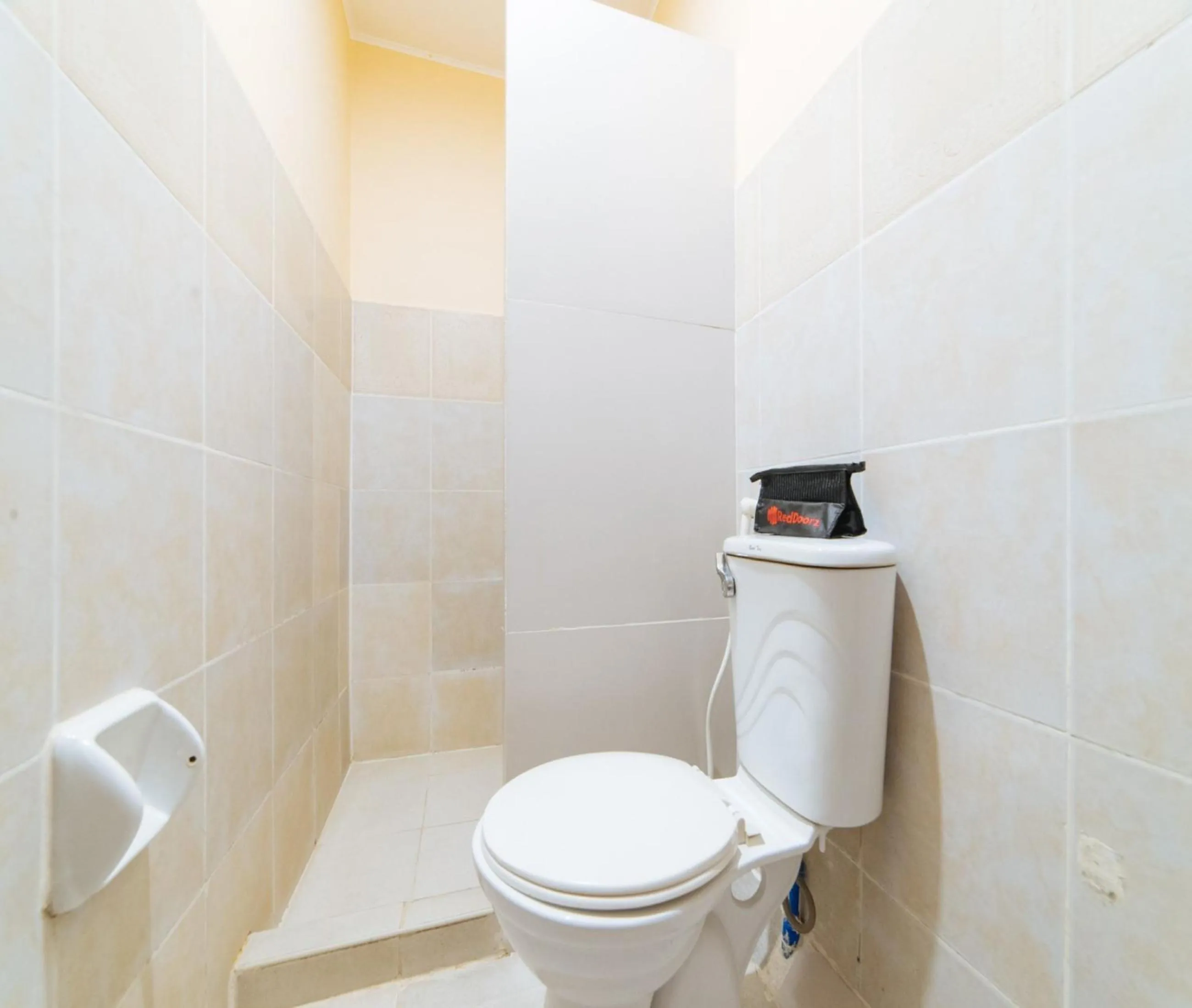 Toilet in RedDoorz at Nirvana Pension House