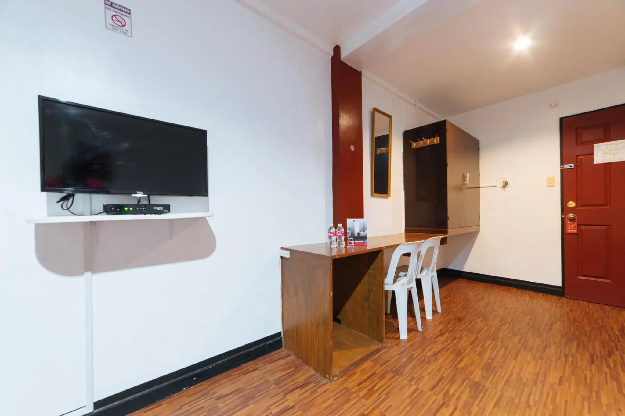 TV and multimedia in RedDoorz at Nirvana Pension House