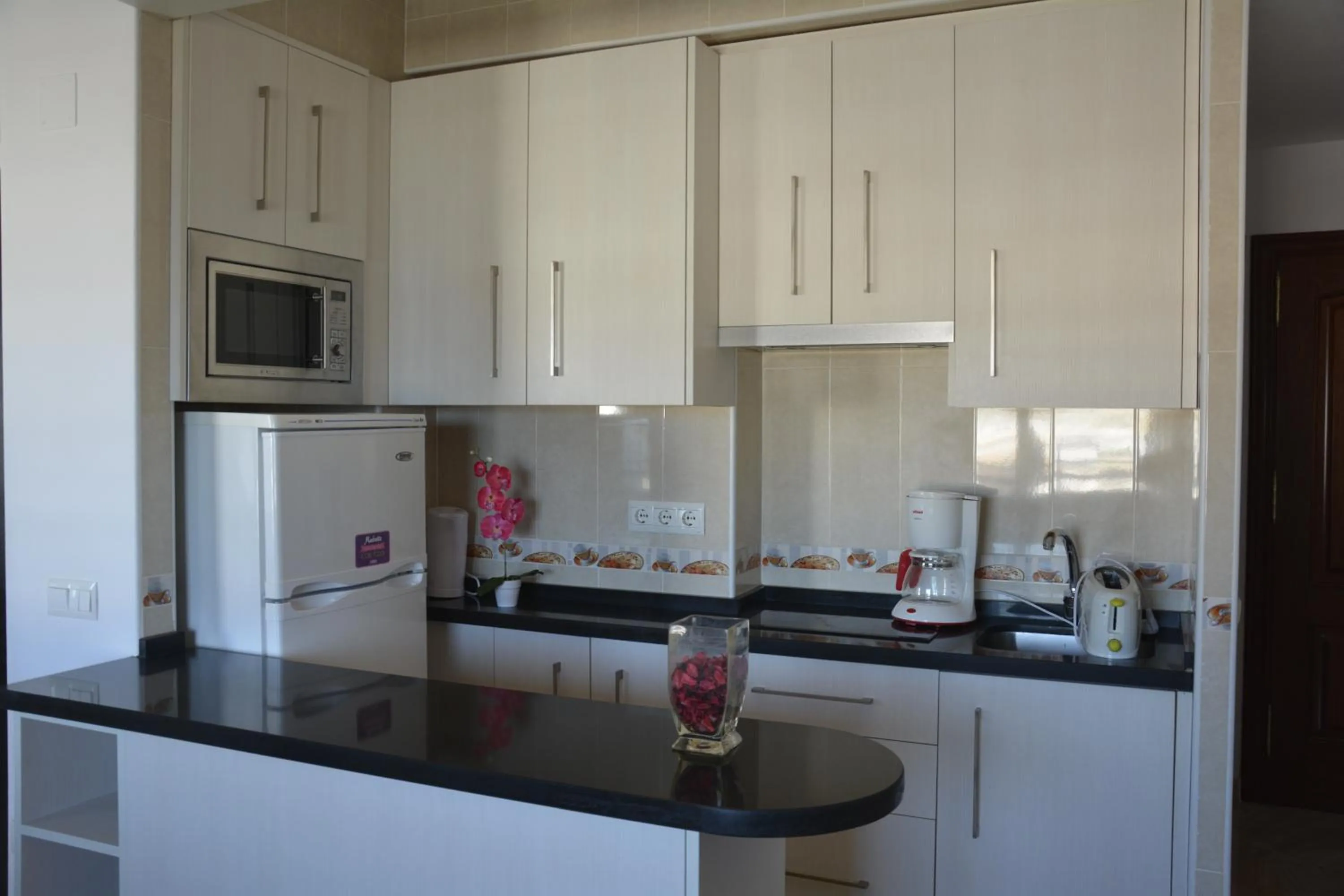 Kitchen or kitchenette in Apartamentos Mediterraneo