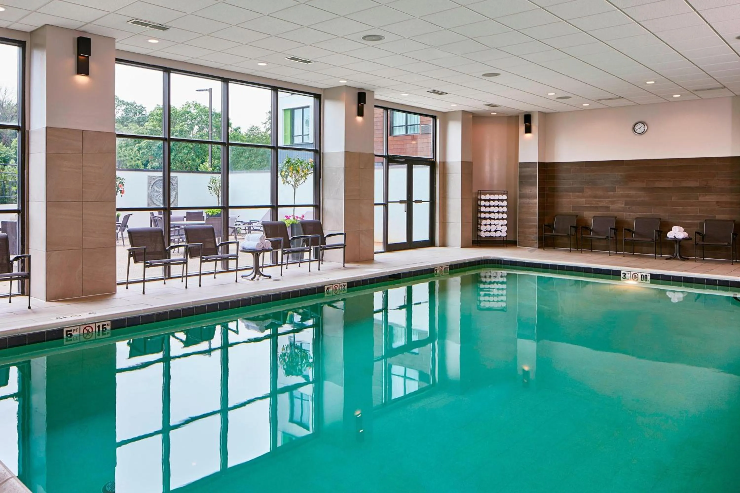 Swimming pool in Minneapolis Marriott West