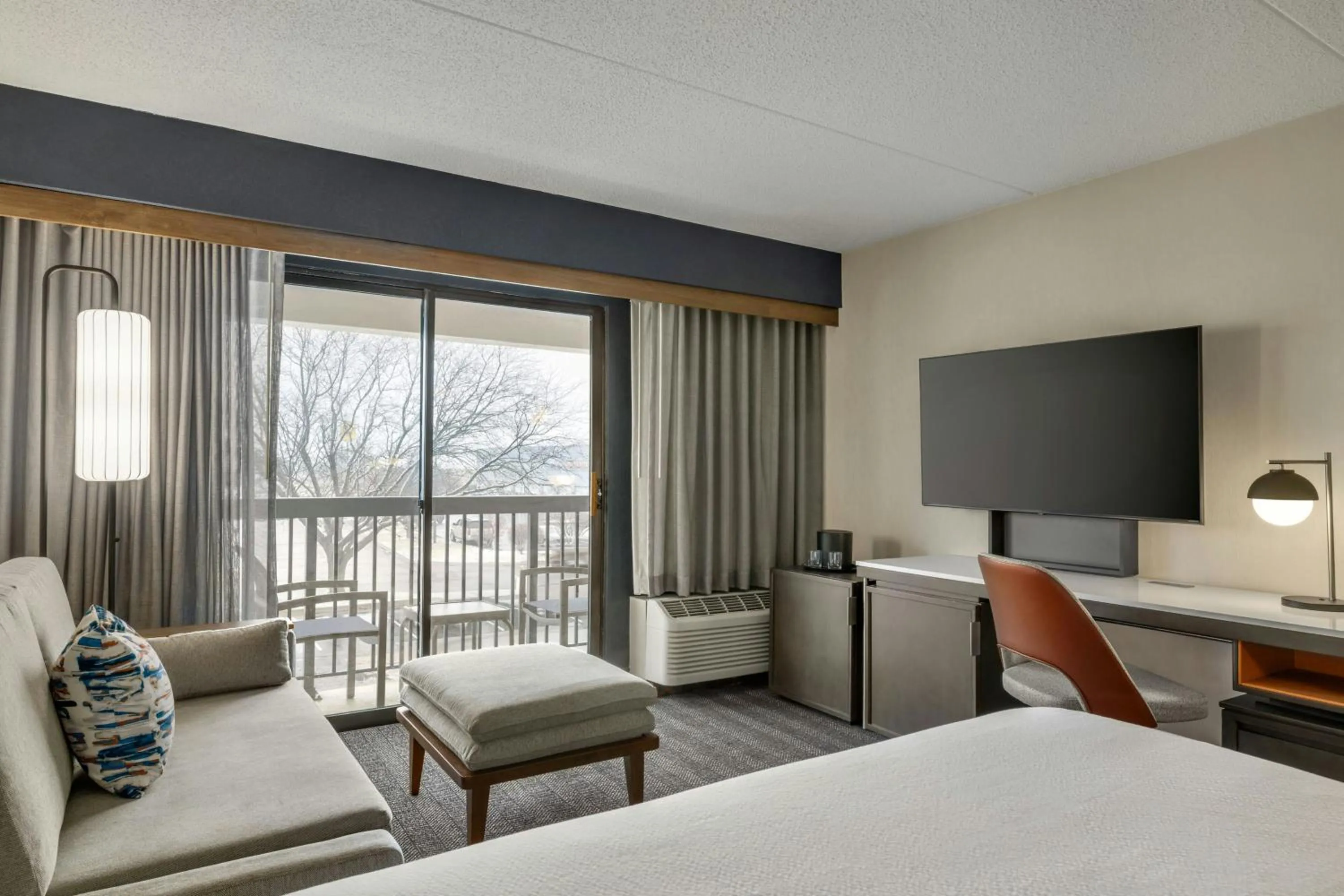 Living room, Bed in Courtyard by Marriott Kokomo