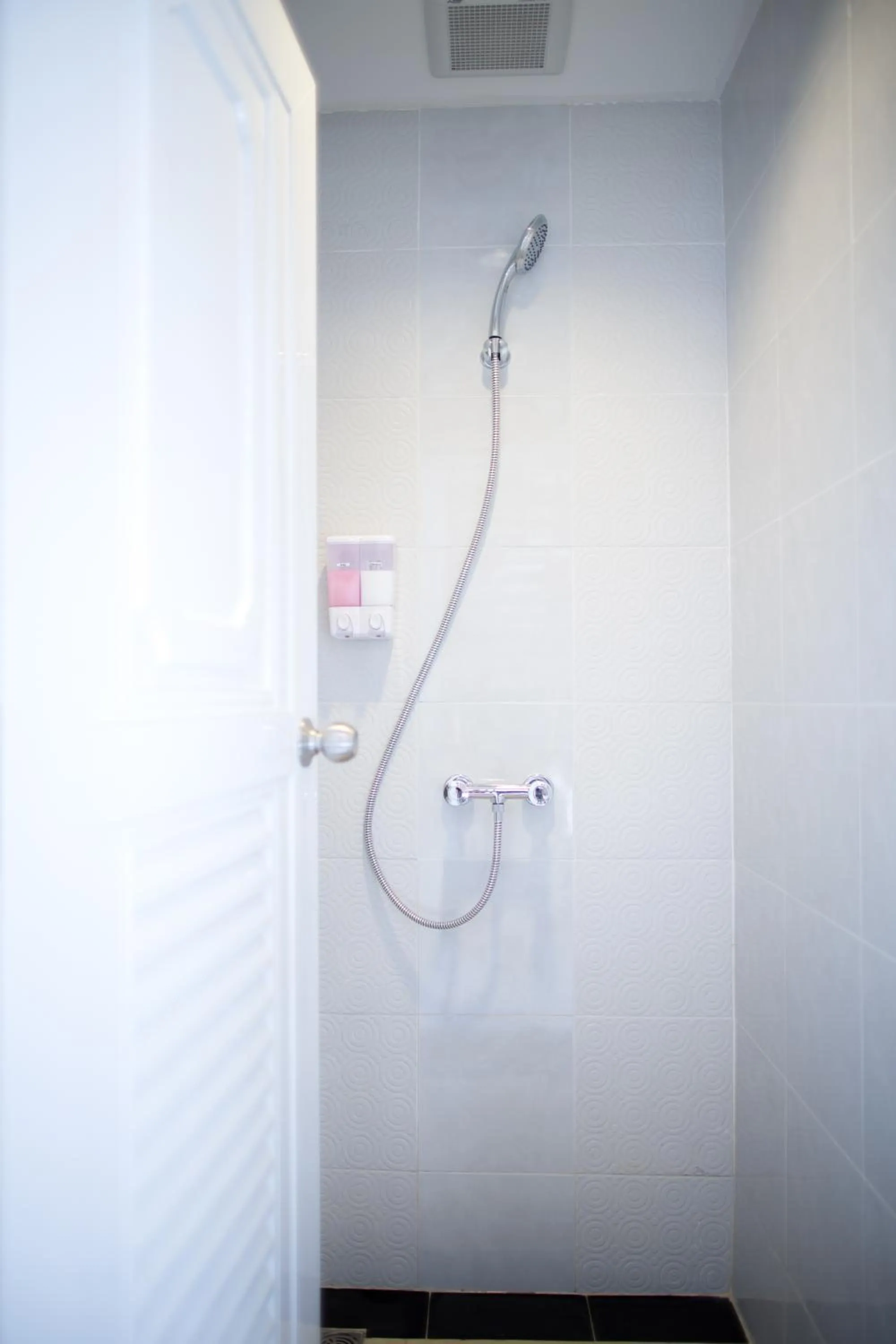 Public Bath in Chiangmai Midpoint Activity Hostel