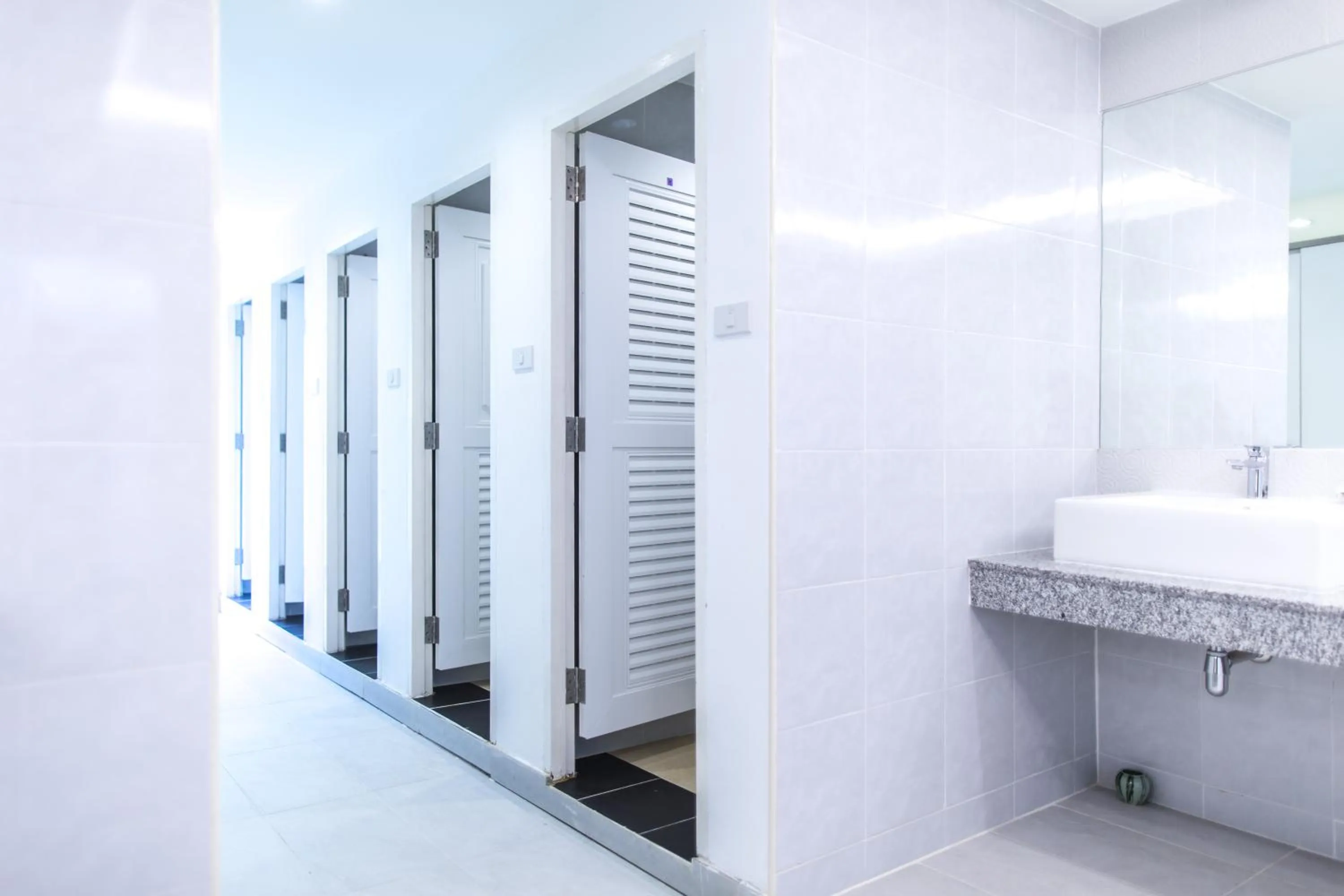 Shower in Chiangmai Midpoint Activity Hostel