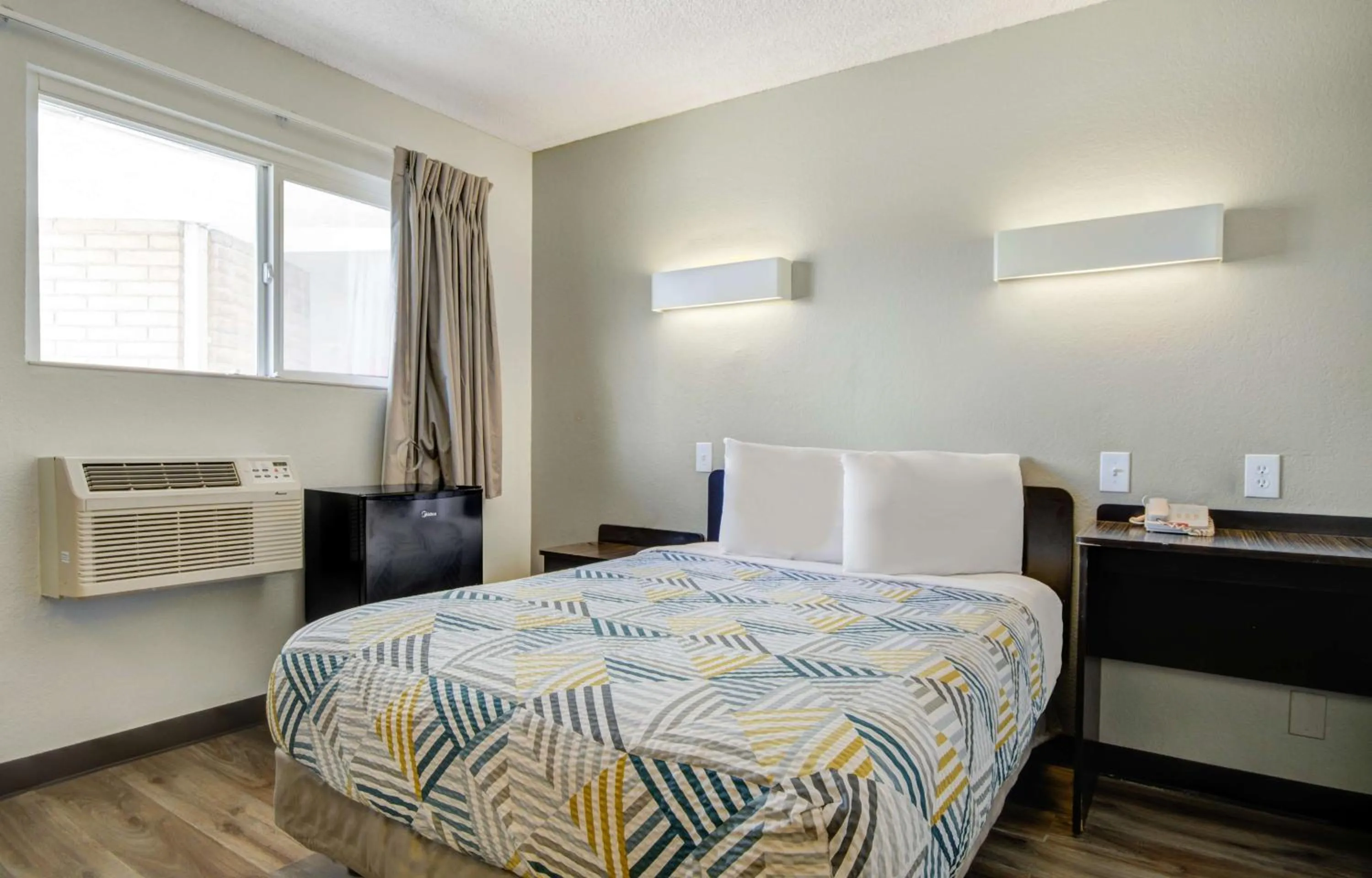 Bedroom, Bed in Motel 6-San Jose, CA - Airport