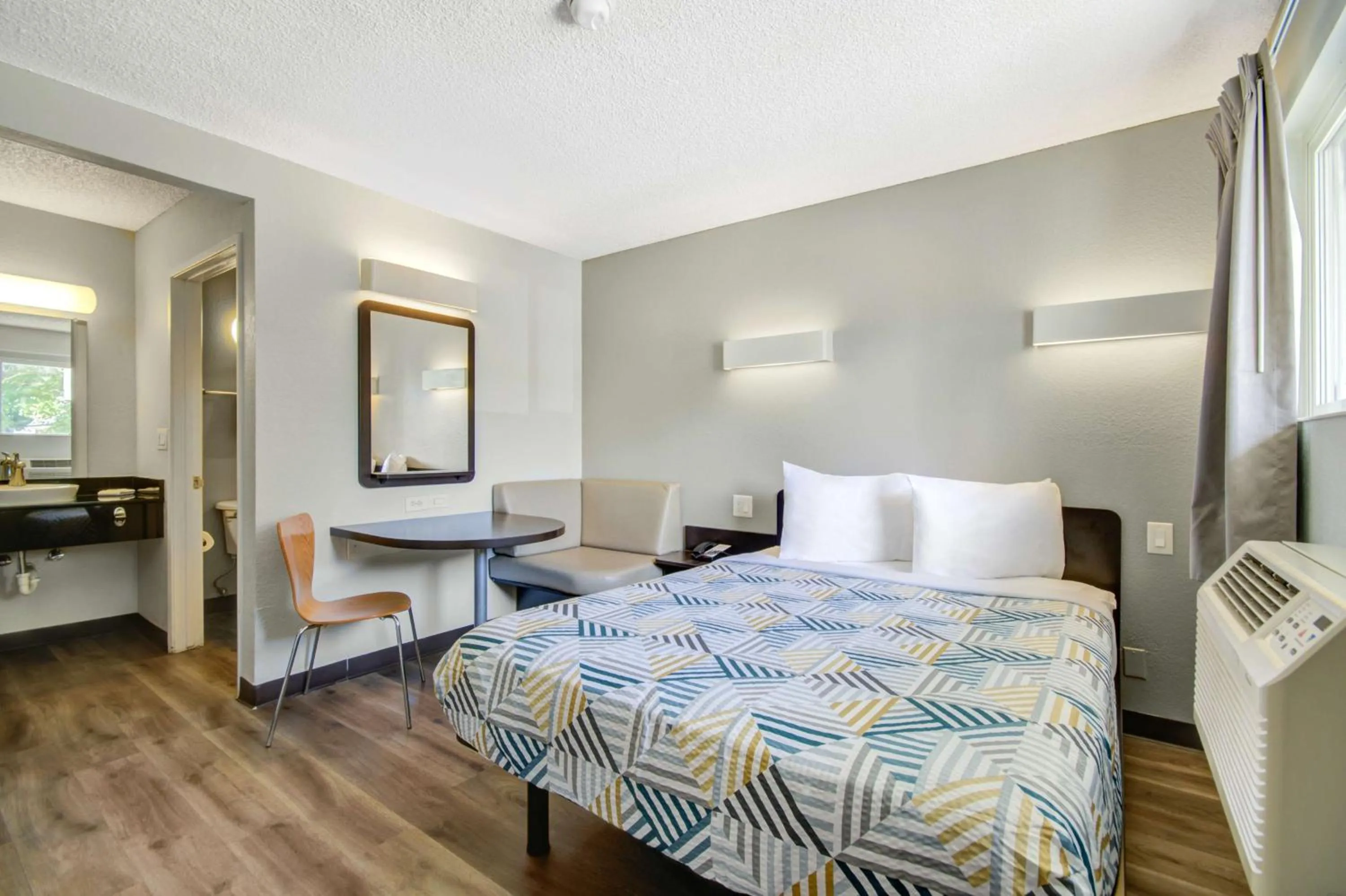 Bedroom, Bed in Motel 6-San Jose, CA - Airport