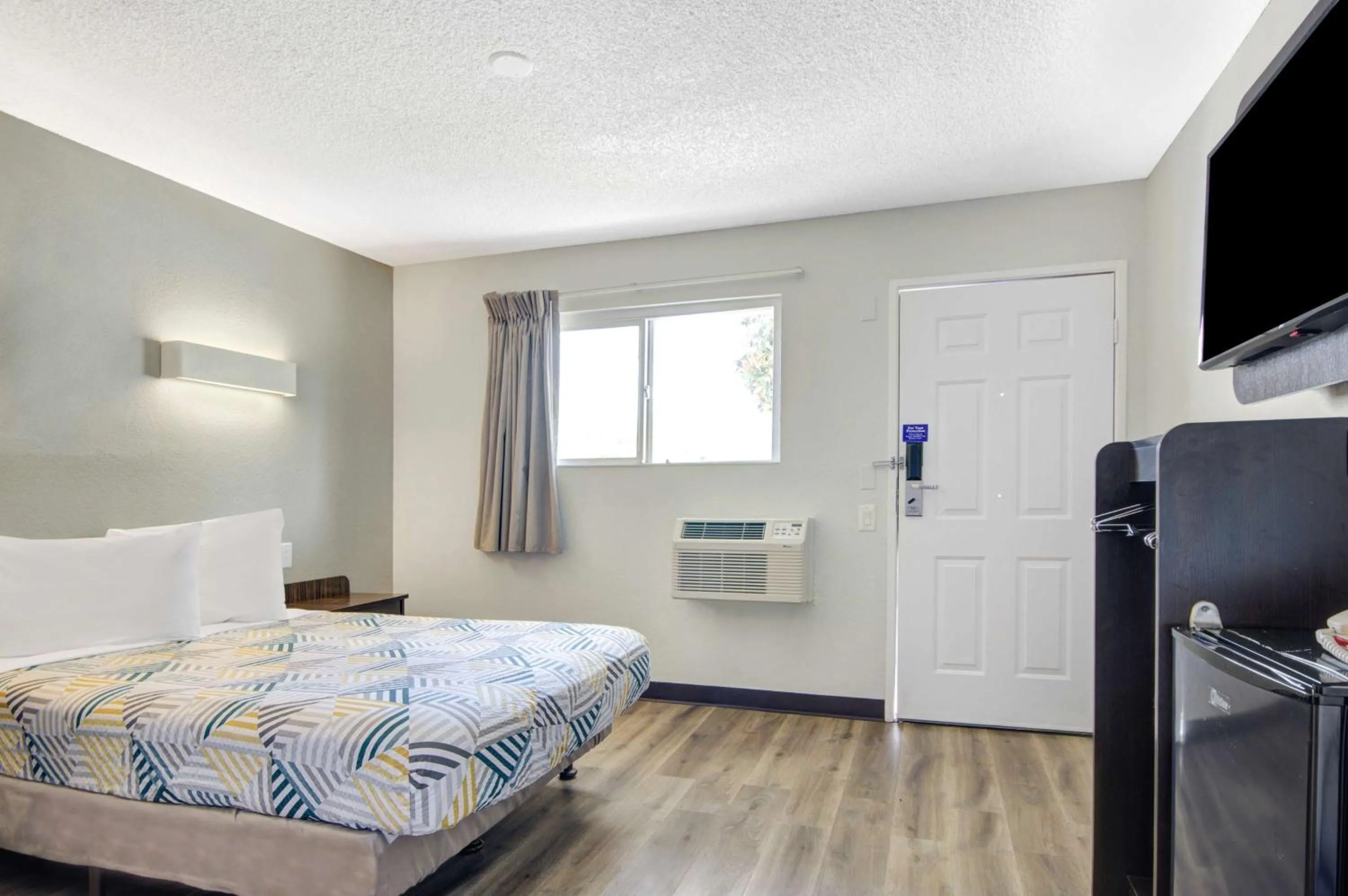 Bedroom, Bed in Motel 6-San Jose, CA - Airport