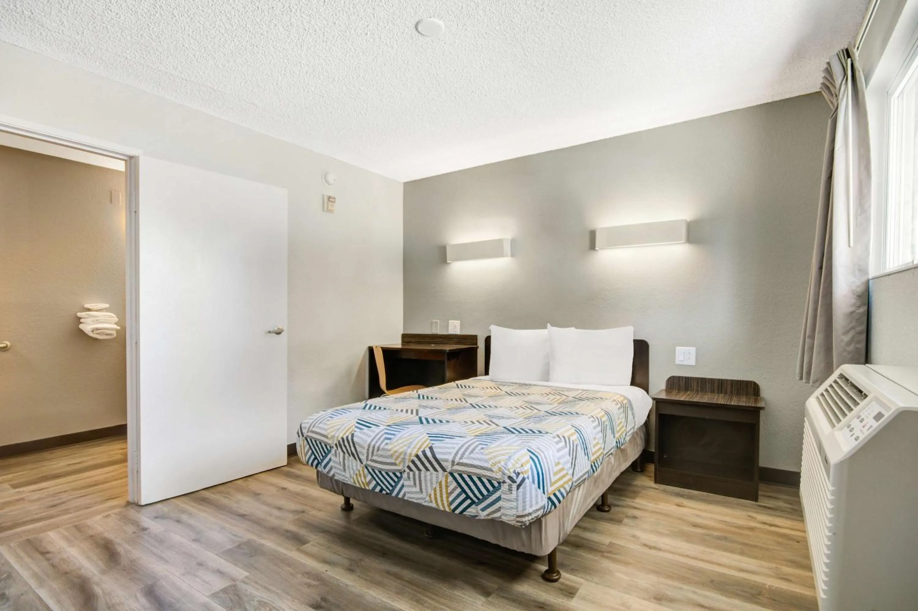 Bedroom, Bed in Motel 6-San Jose, CA - Airport