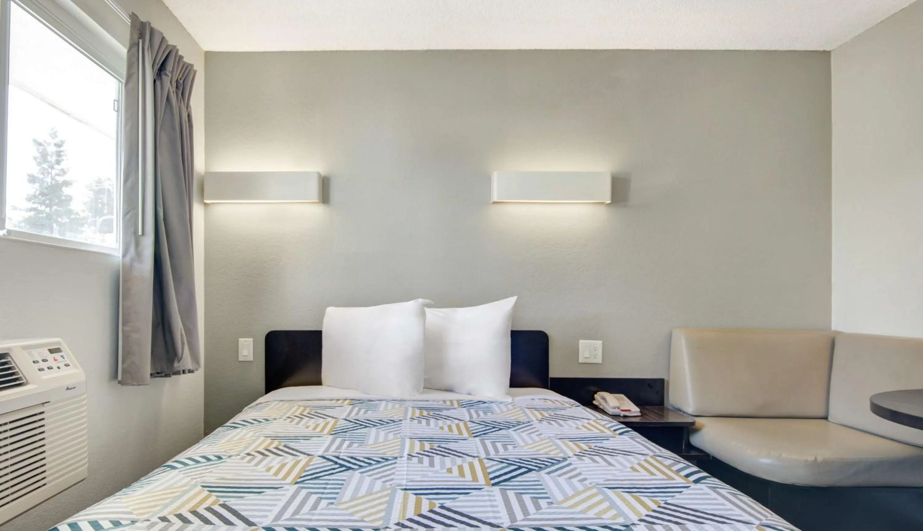 Other, Bed in Motel 6-San Jose, CA - Airport