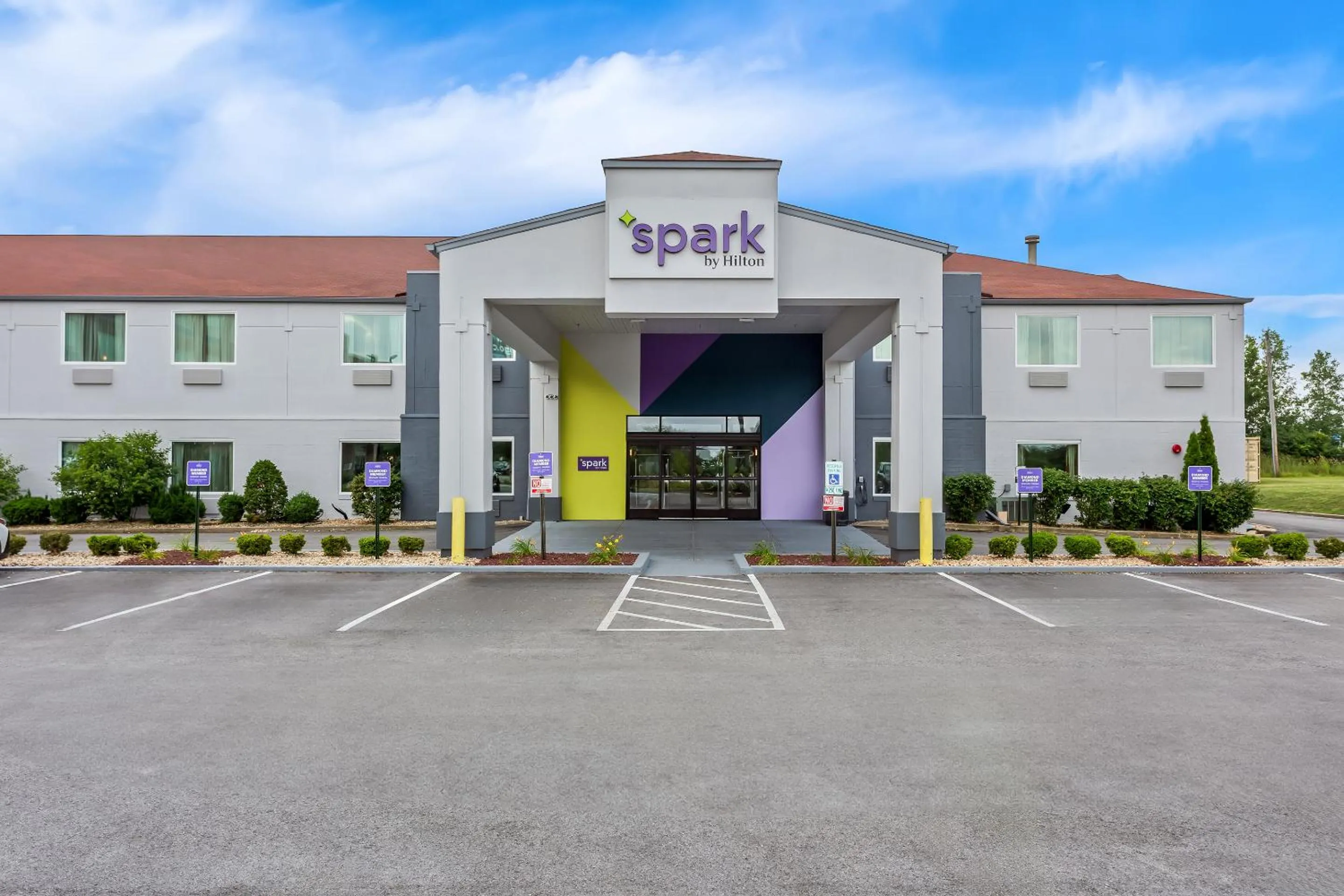 Property building in Spark By Hilton Oak Forest I-57