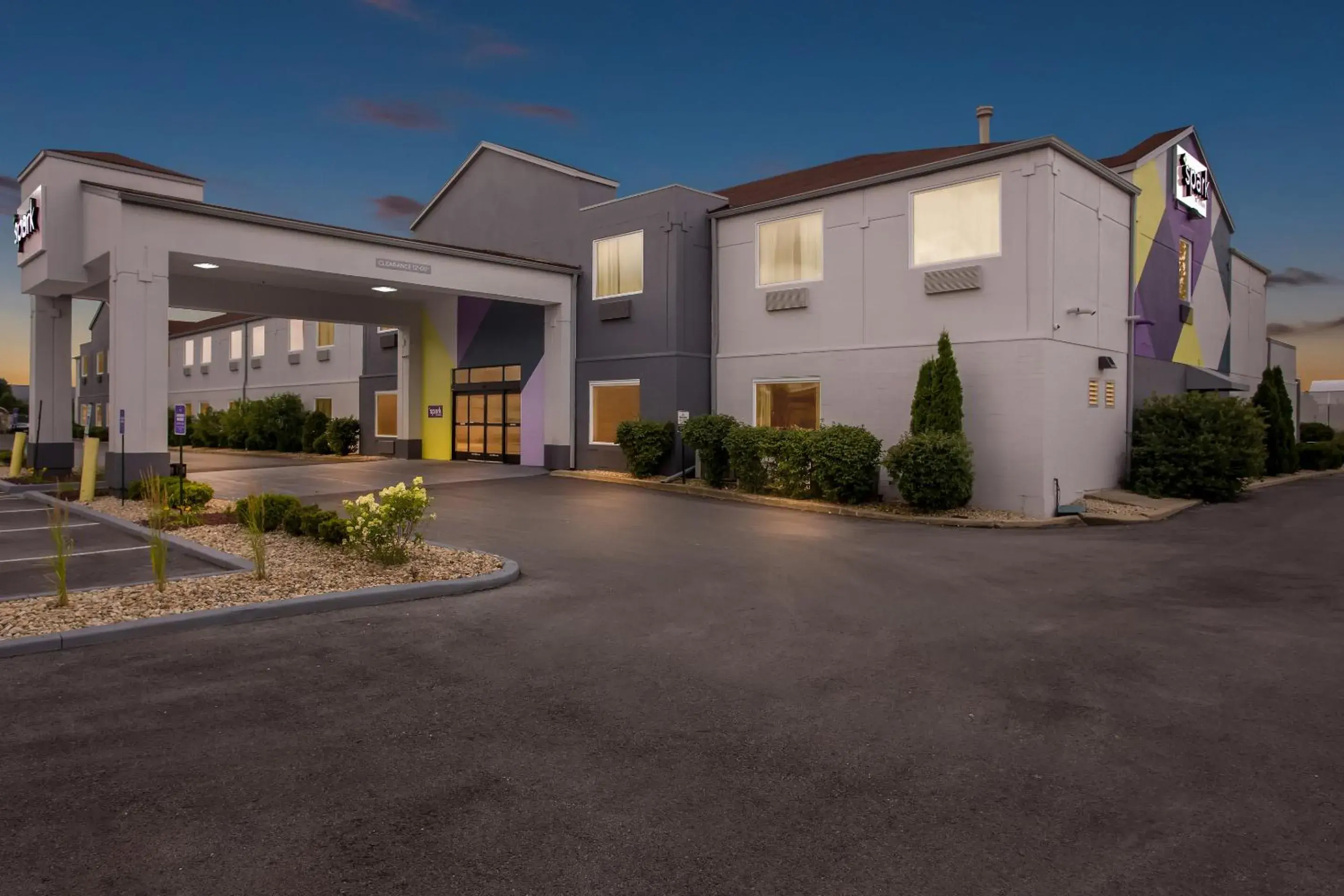 Property building in Spark By Hilton Oak Forest I-57 Property building in Spark By Hilton Oak Forest I-57