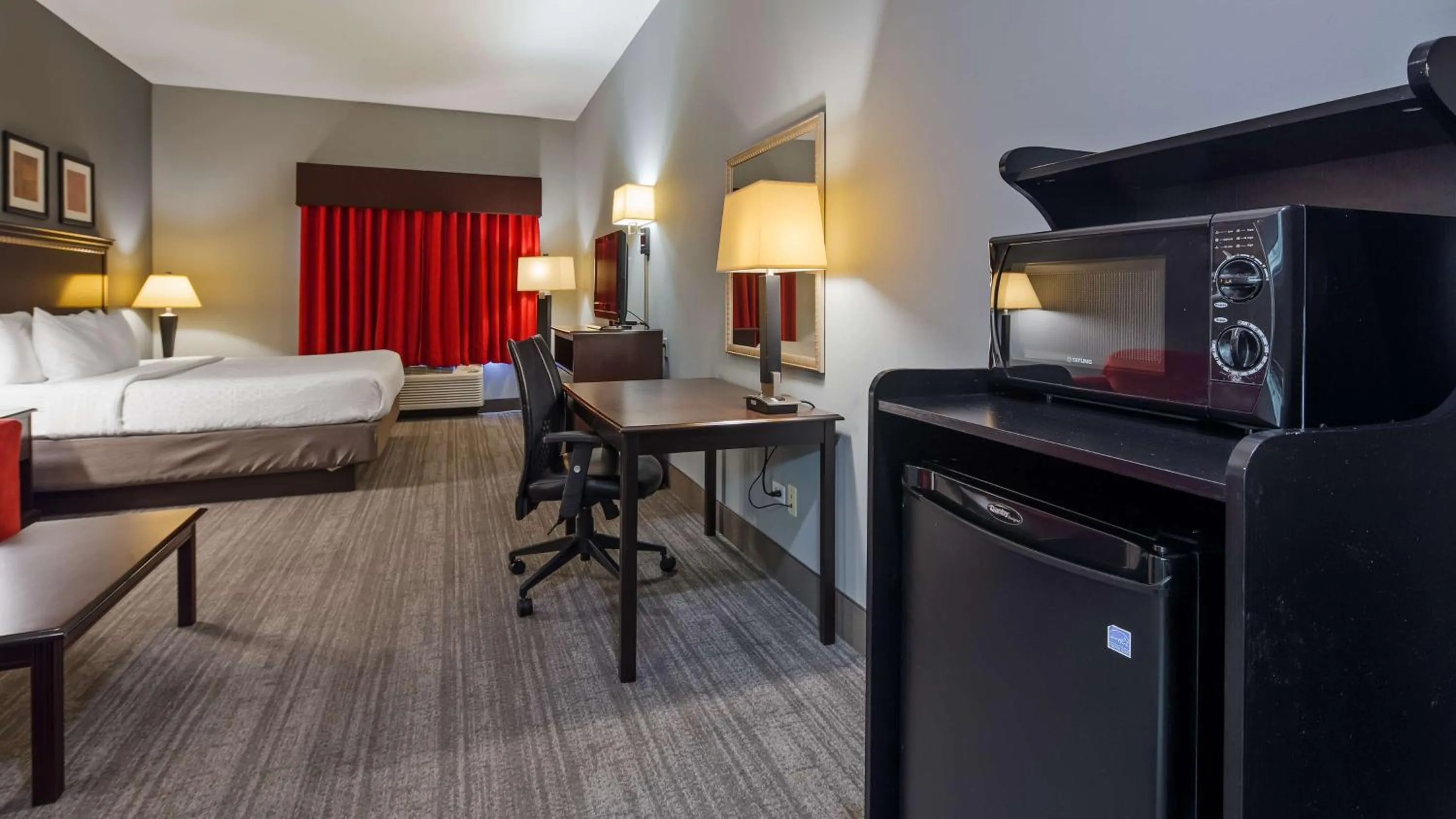 Standard King Room in Spark By Hilton Oak Forest I-57