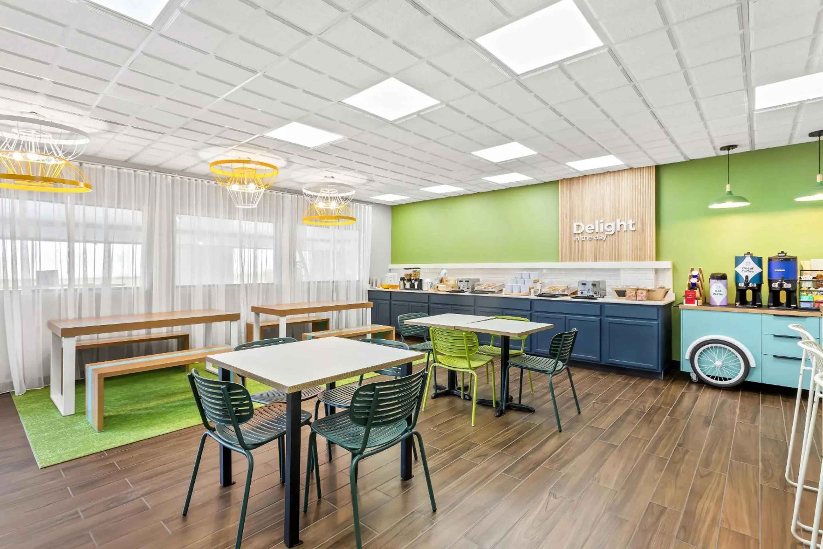 Breakfast in Spark By Hilton Oak Forest I-57 Breakfast in Spark By Hilton Oak Forest I-57