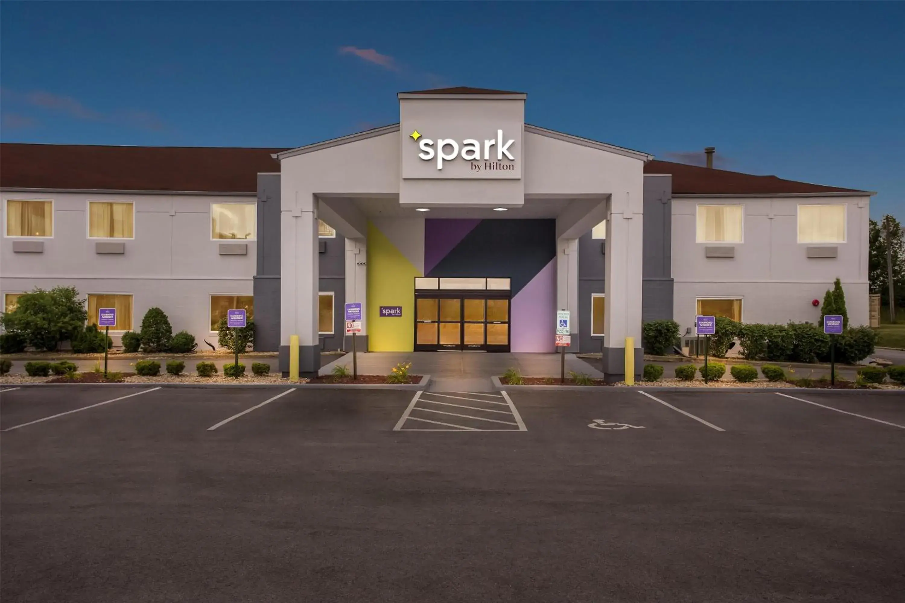 Property building in Spark By Hilton Oak Forest I-57 Property building in Spark By Hilton Oak Forest I-57