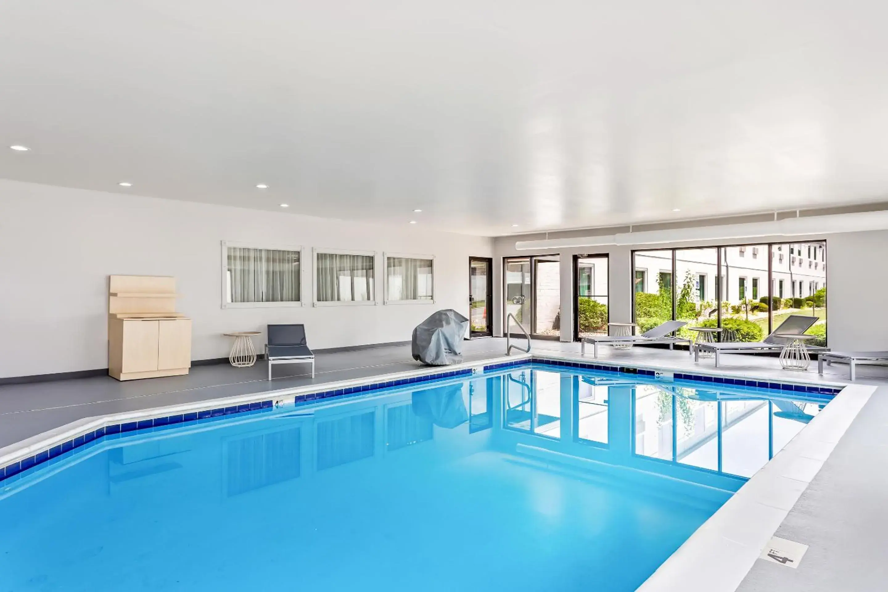 Swimming pool in Spark By Hilton Oak Forest I-57 Swimming pool in Spark By Hilton Oak Forest I-57