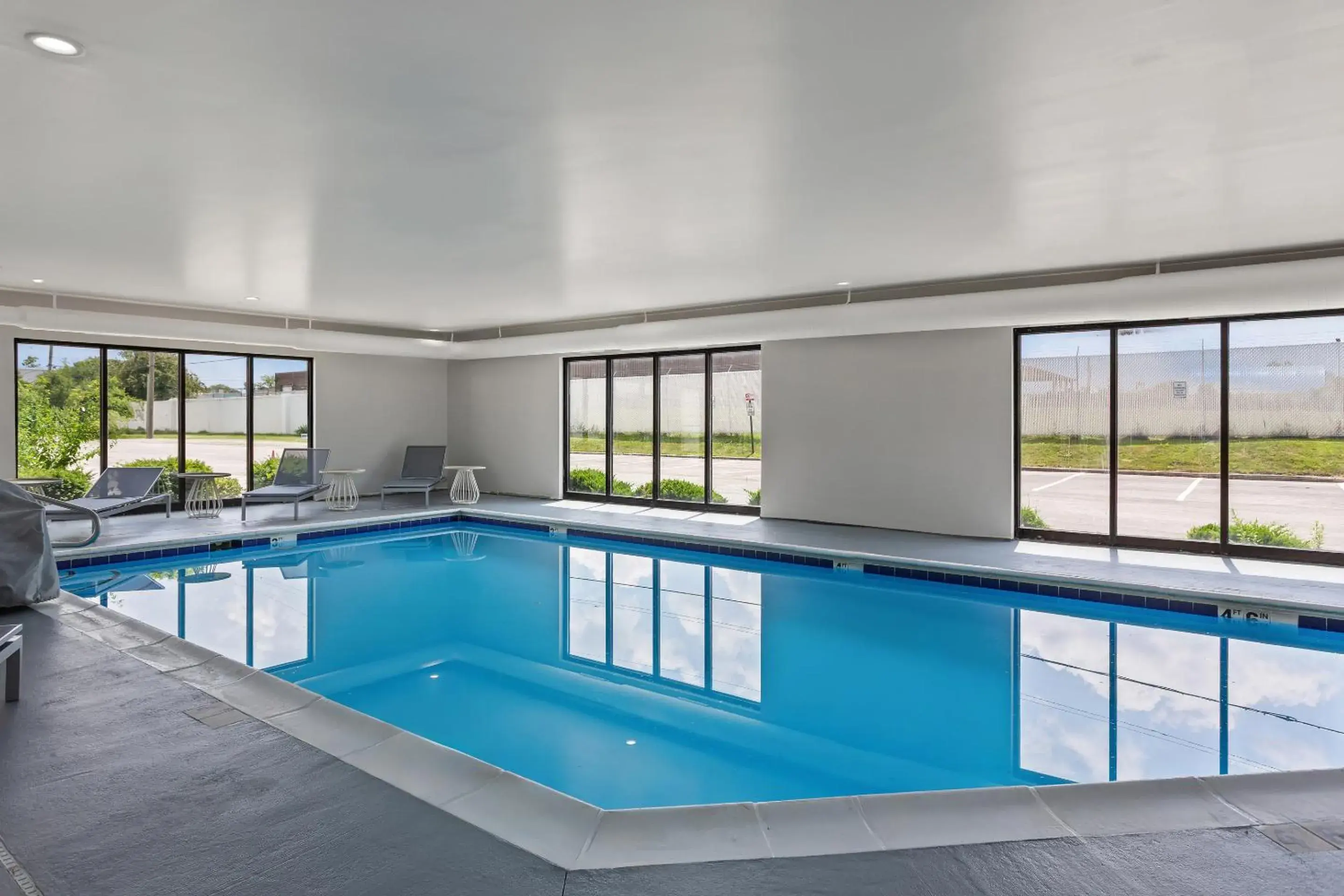 Swimming pool in Spark By Hilton Oak Forest I-57 Swimming pool in Spark By Hilton Oak Forest I-57