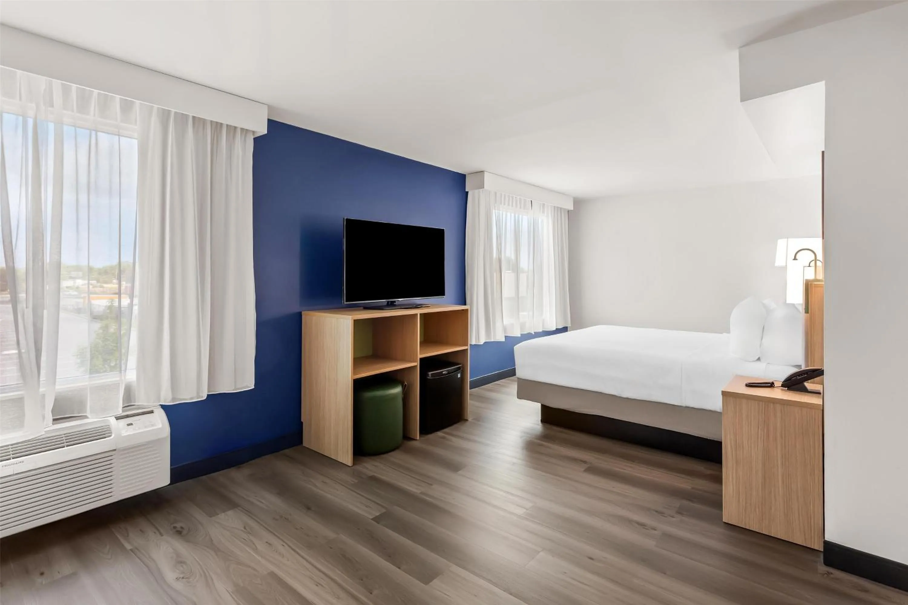 Bed in Spark By Hilton Oak Forest I-57