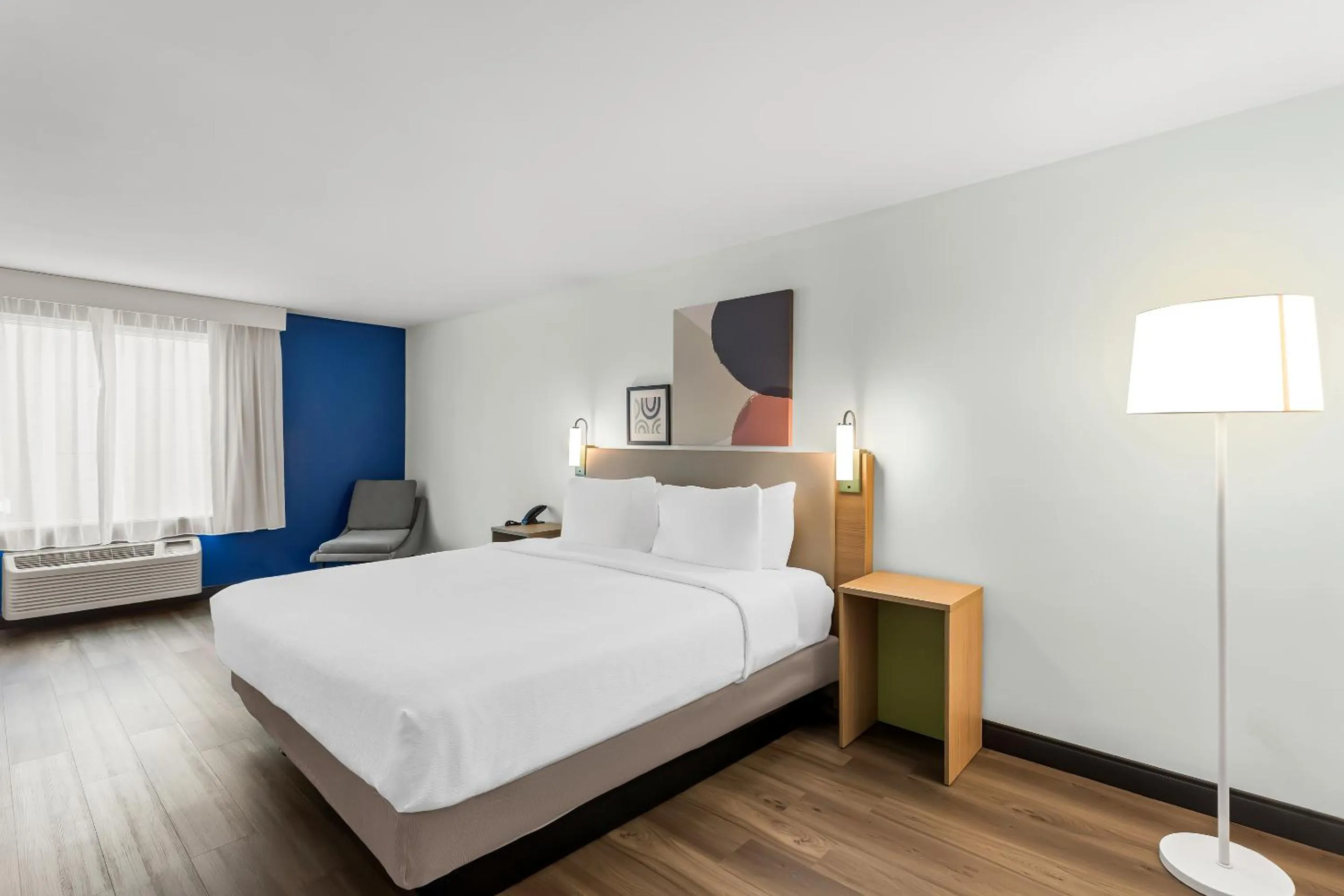 Bedroom, Bed in Spark By Hilton Oak Forest I-57