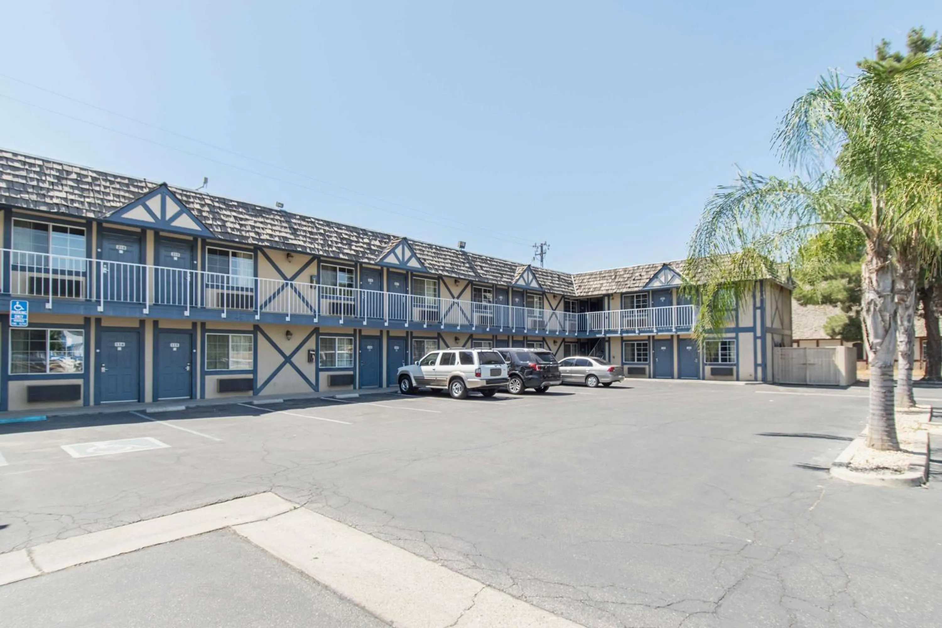 Property building in Motel 6-Kingsburg, CA