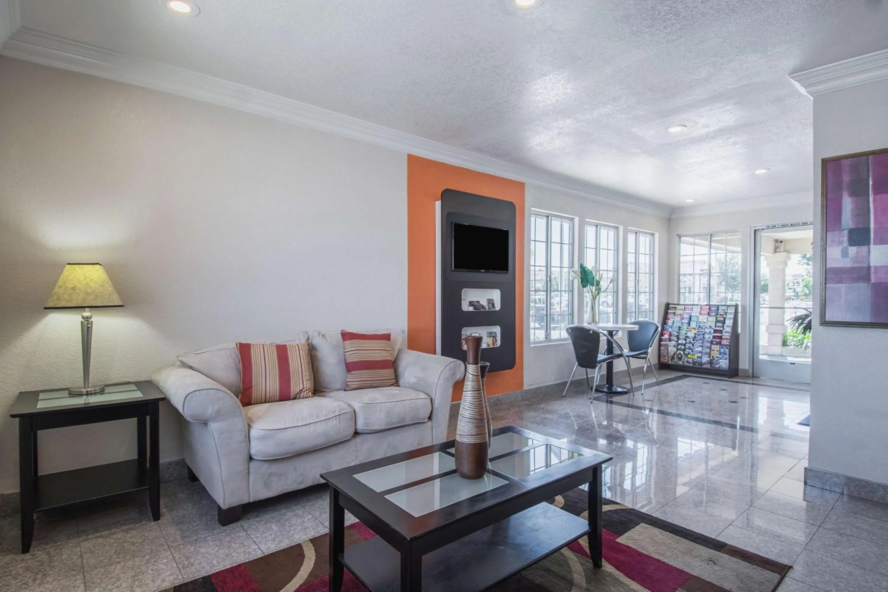 Communal lounge/ TV room in Motel 6-Kingsburg, CA