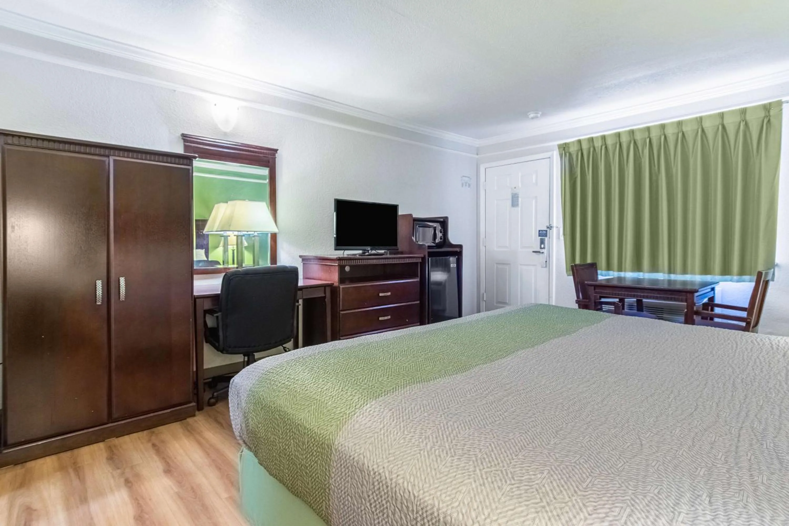 TV and multimedia, Bed in Motel 6-Kingsburg, CA