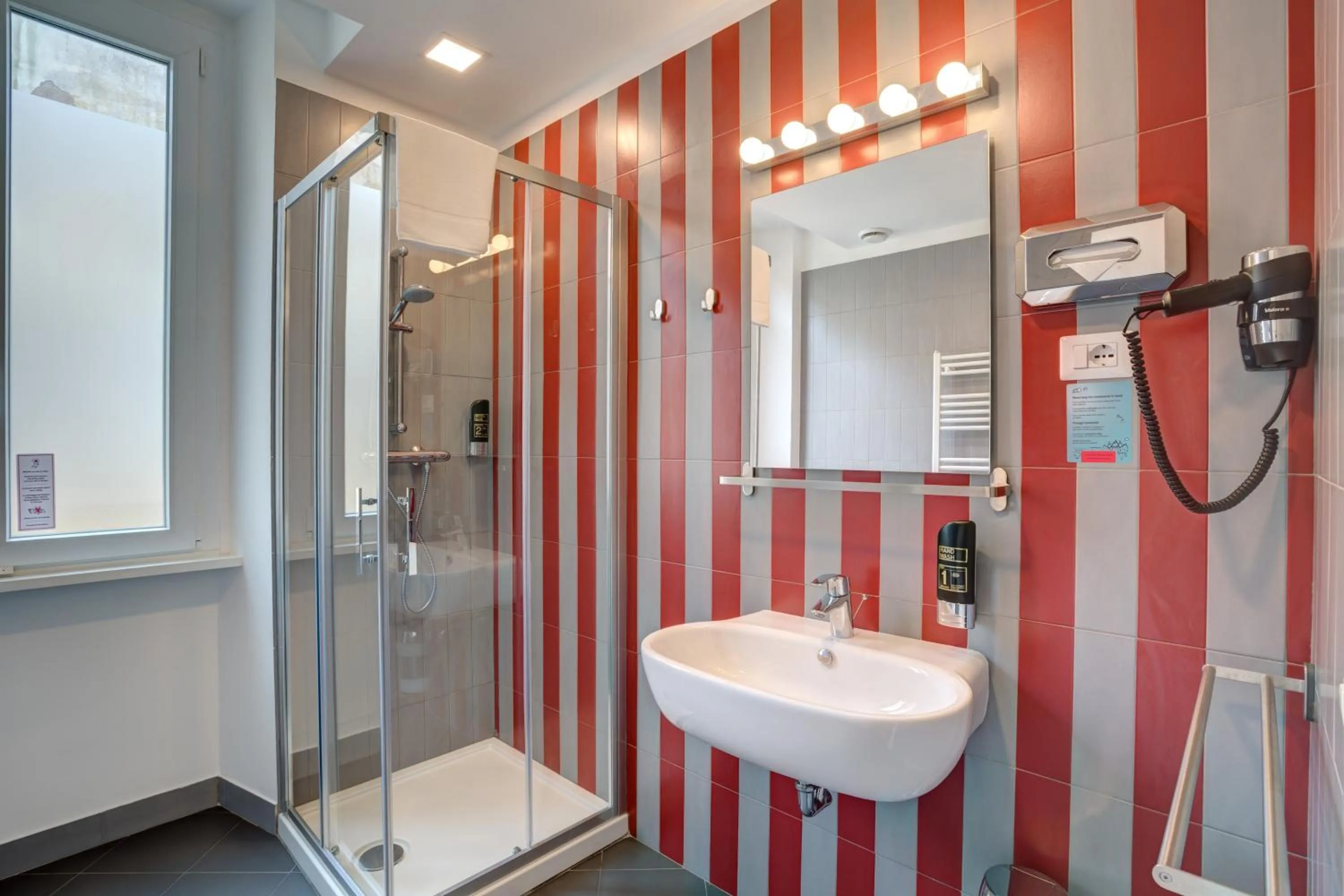 Bathroom in MEININGER Roma Termini