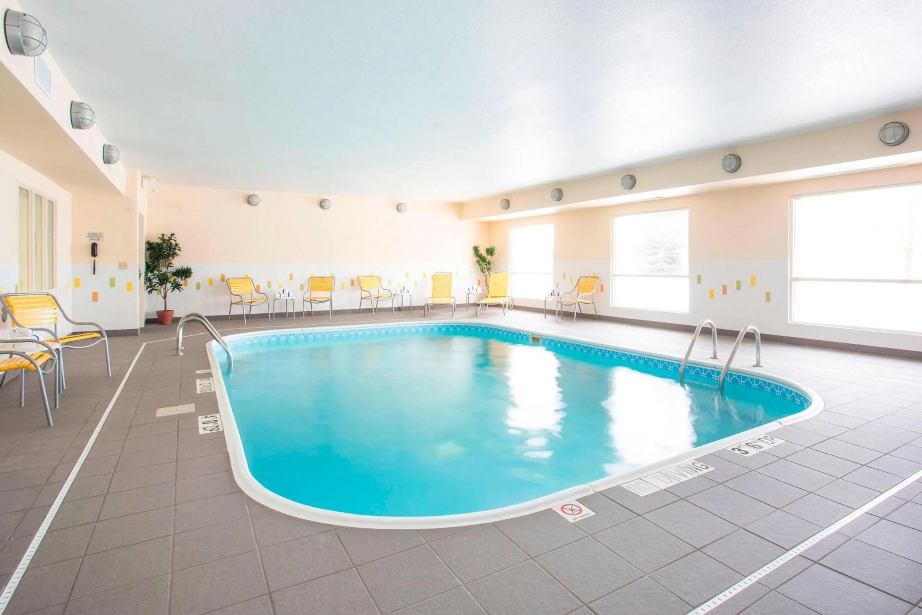 Swimming pool in Fairfield Inn & Suites Oshkosh
