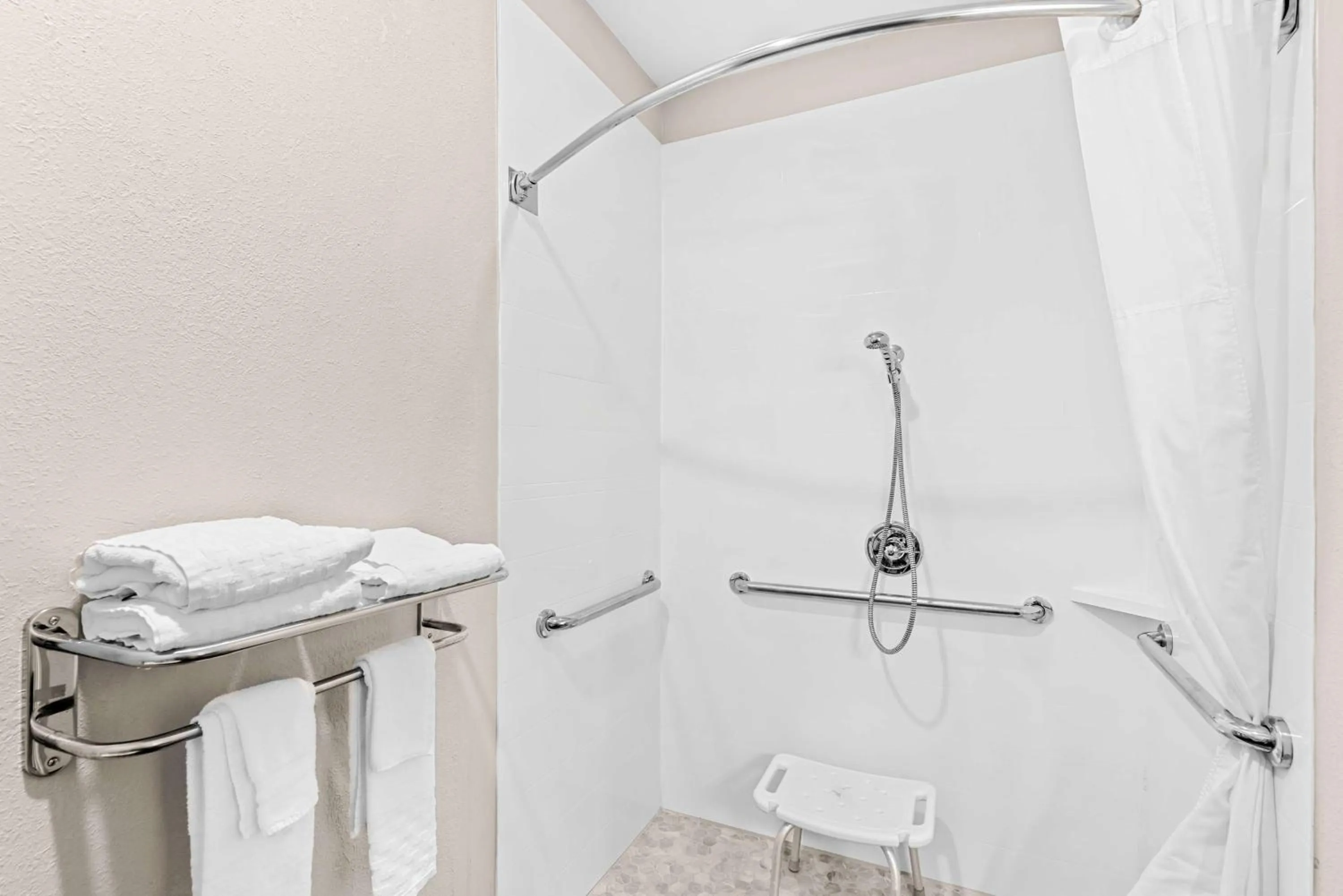 Bathroom in Best Western Ottumwa Inn & Suites