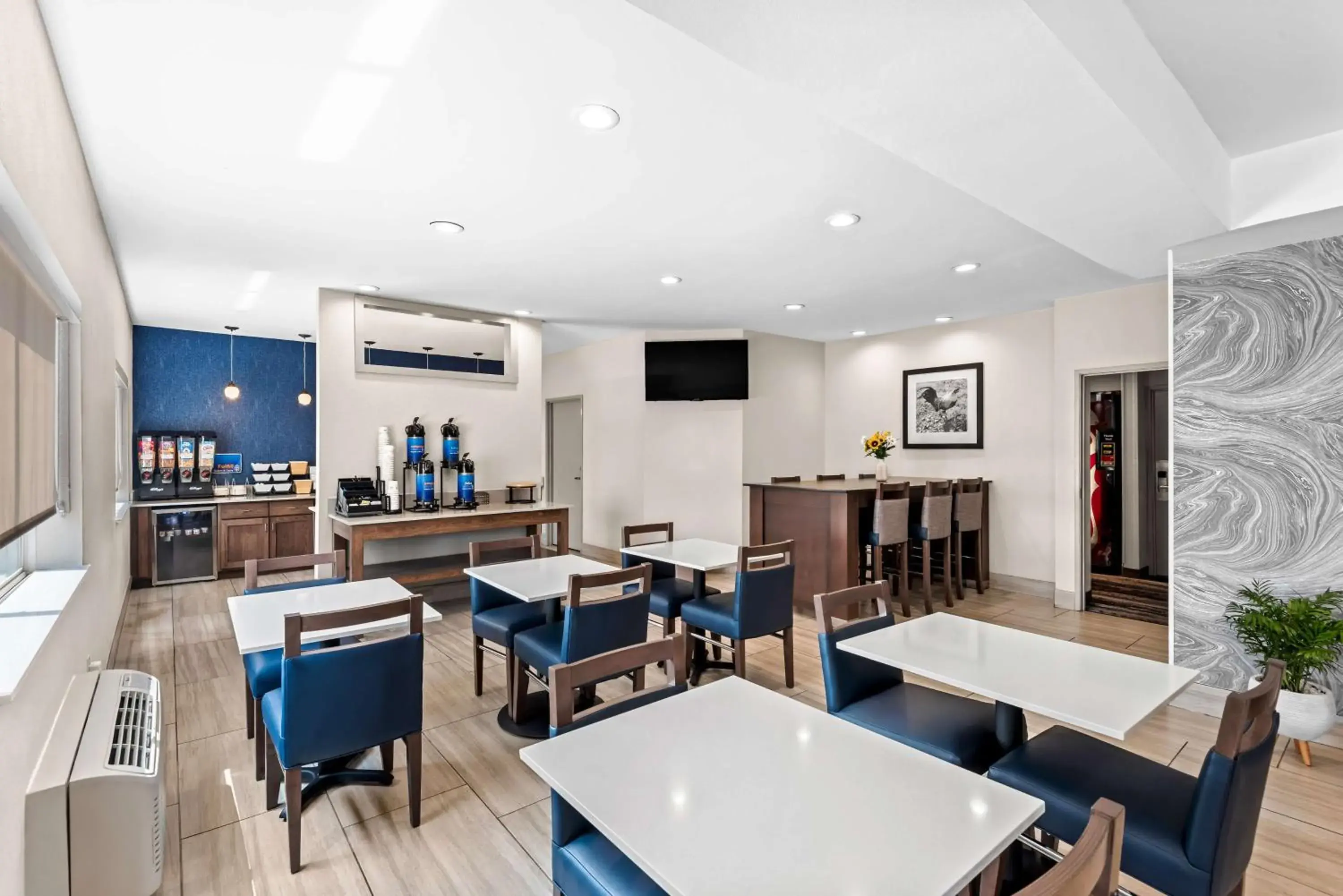 Breakfast in Best Western Ottumwa Inn & Suites Breakfast in Best Western Ottumwa Inn & Suites