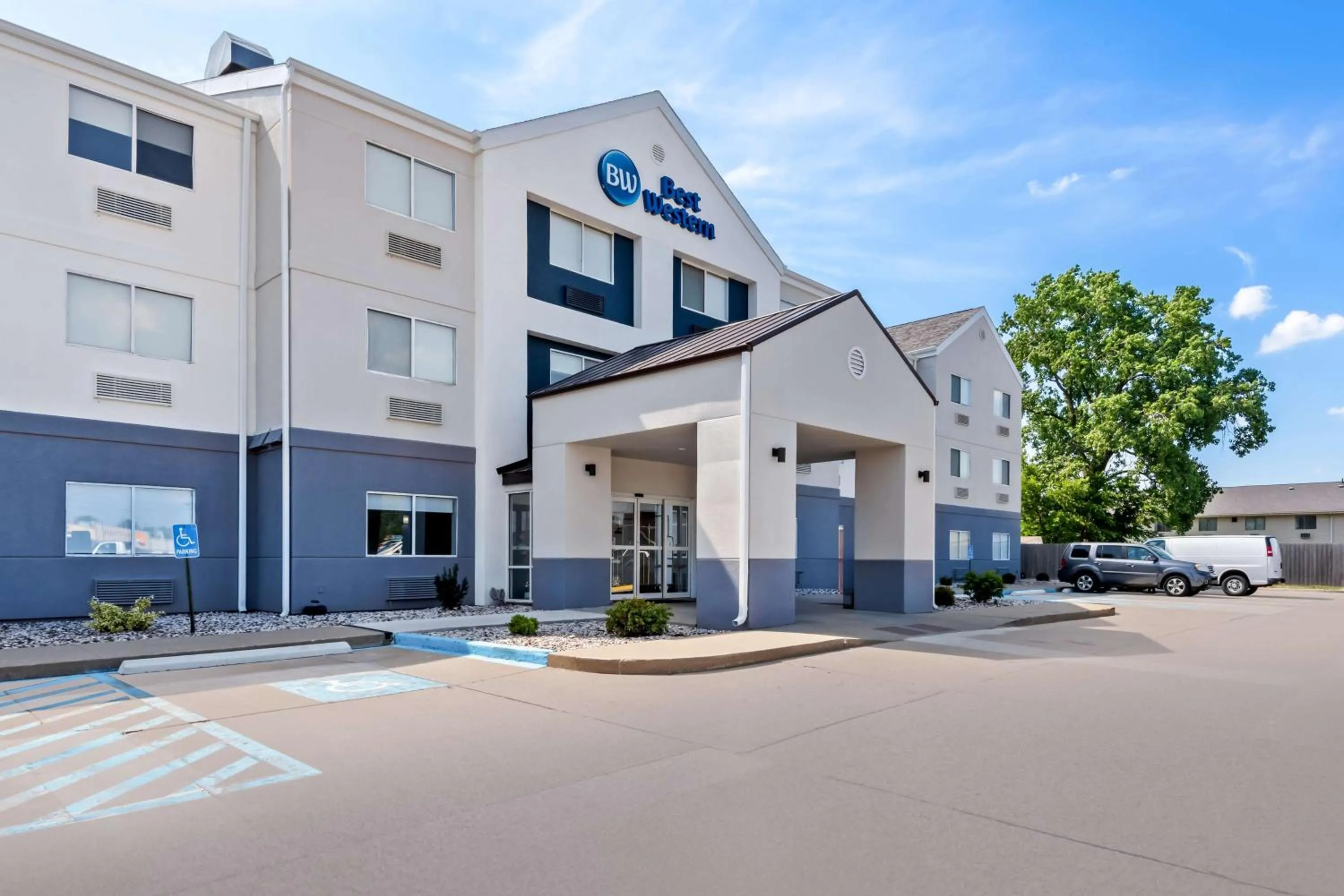 Property building in Best Western Ottumwa Inn & Suites