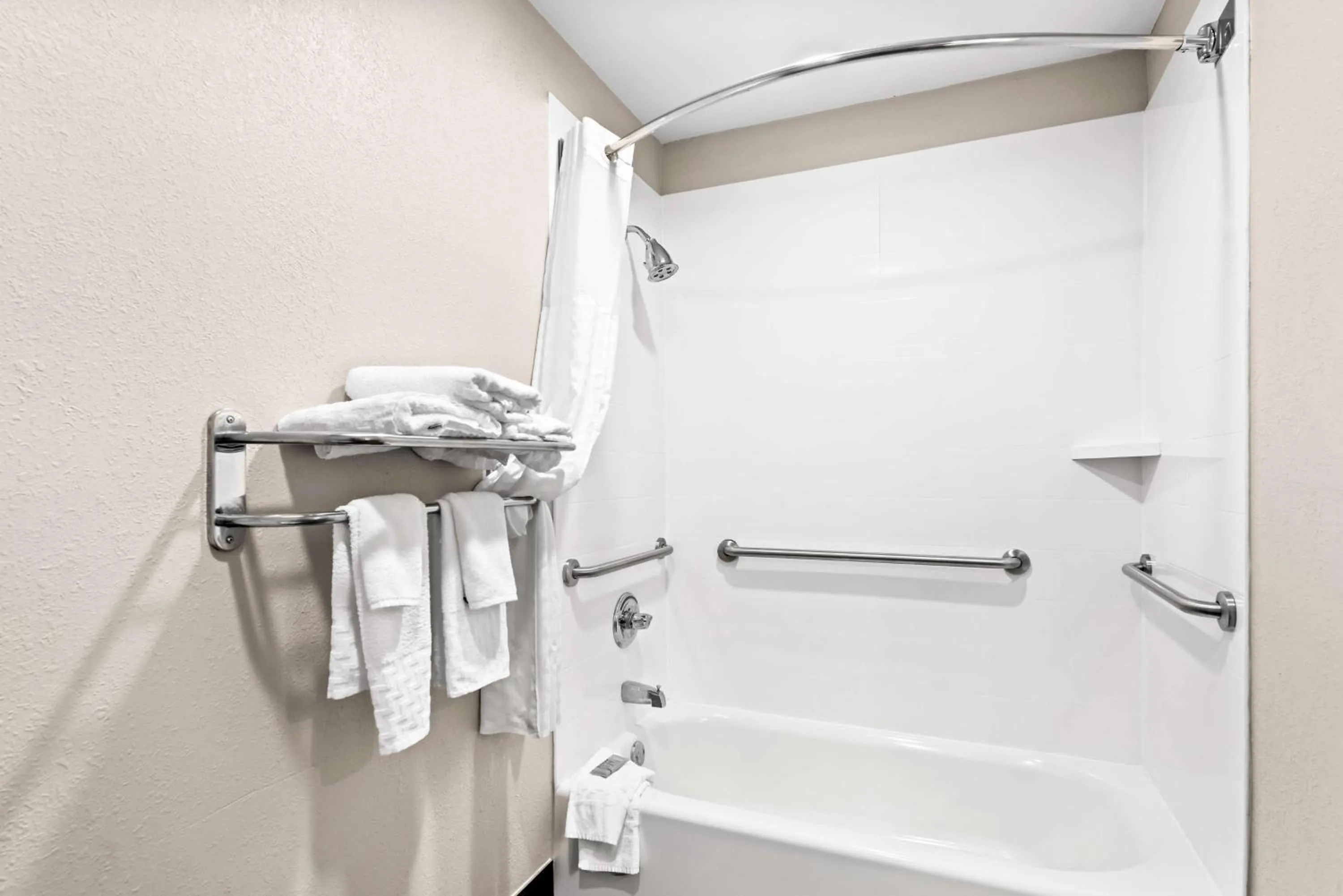 Bathroom in Best Western Ottumwa Inn & Suites